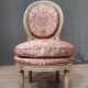 Chaise basse de style Louis XVI