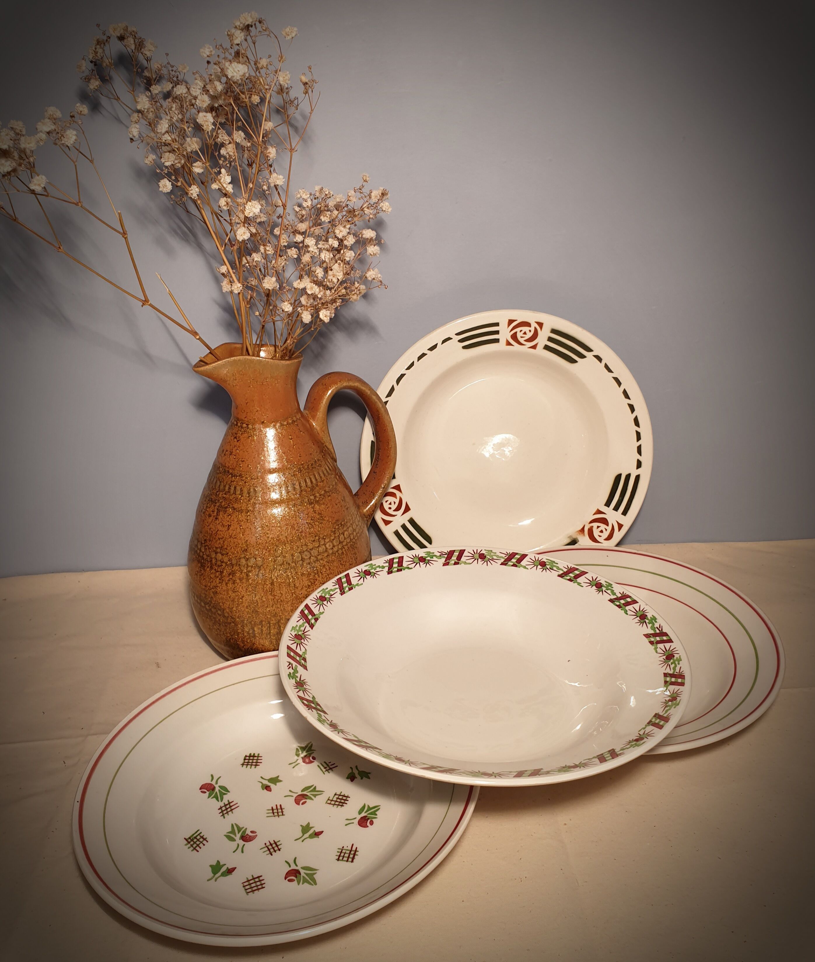 Set of 4 hollow plates in shades of red and green