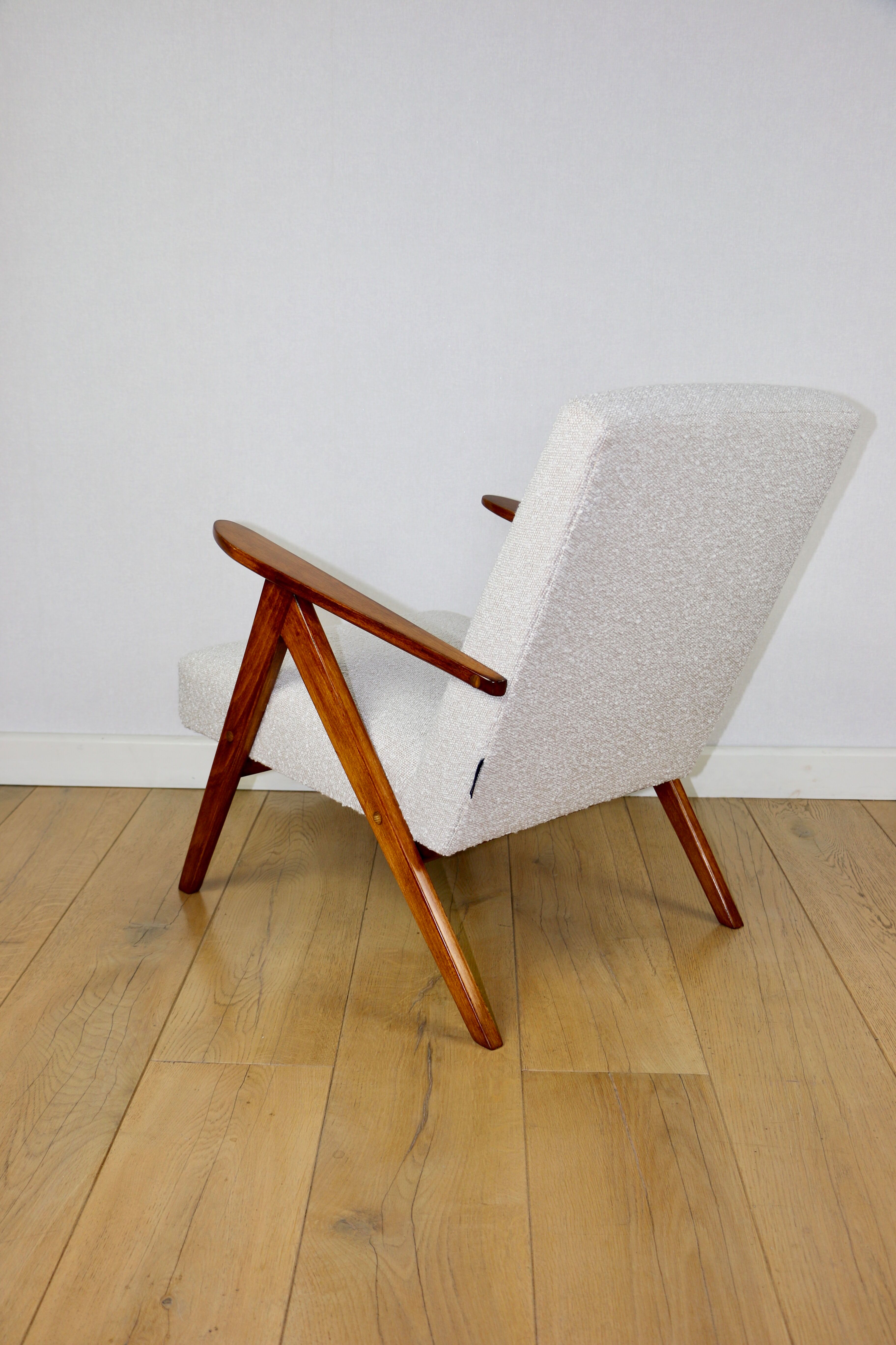 Vintage armchair B-310 VAR white structural boucle 1970s - beech-coloured wood
