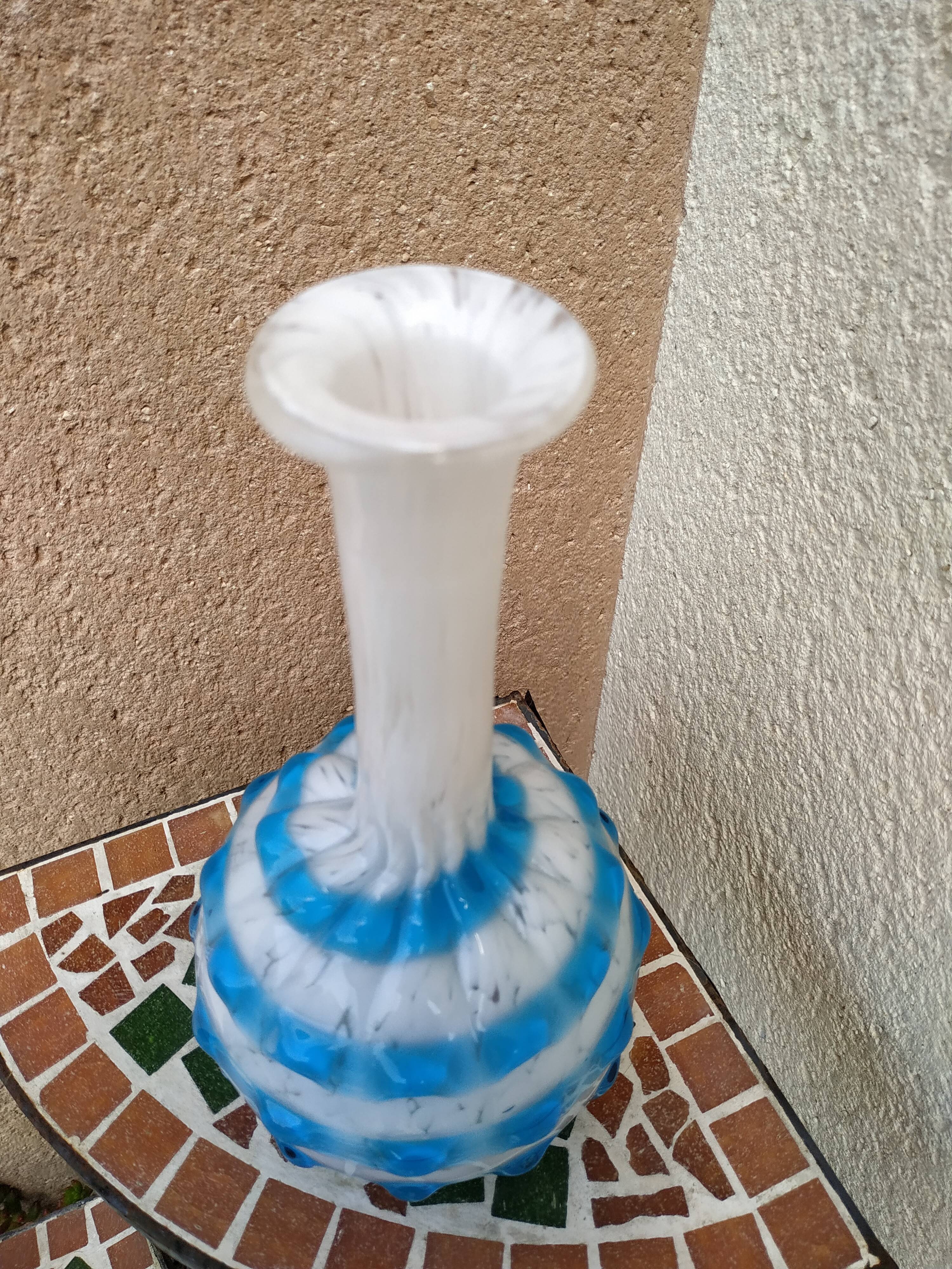 Vase en verre soufflé bleu et blanc