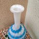 Vase en verre soufflé bleu et blanc