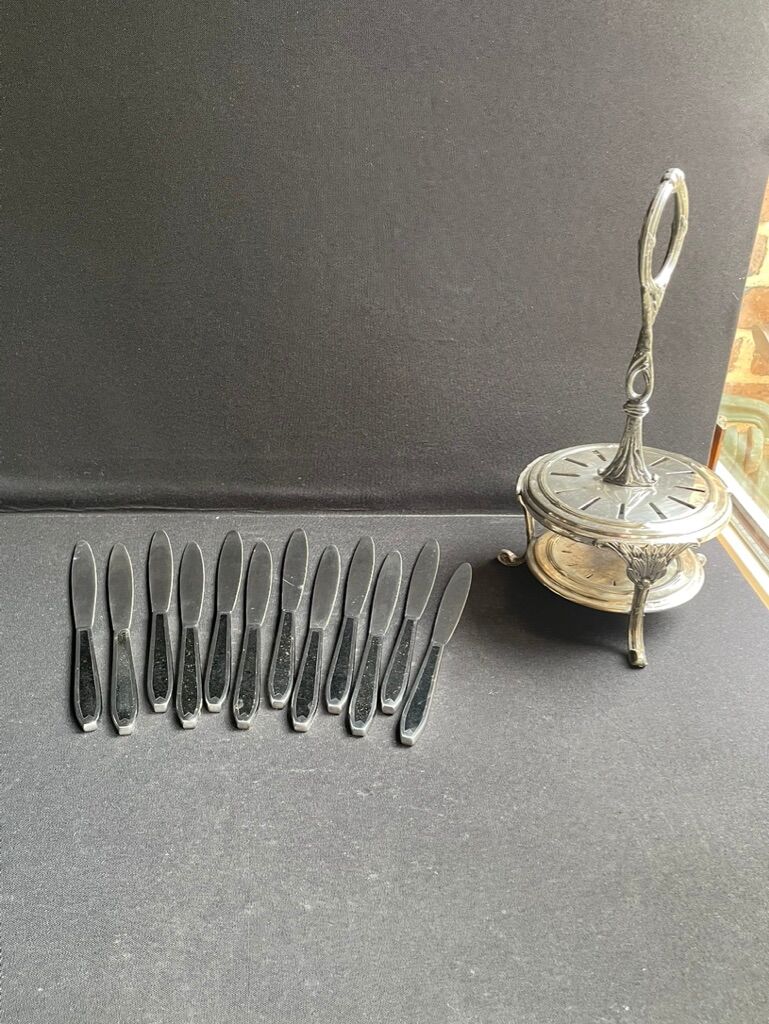12 "Apollonox" fruit knives on silver metal support
