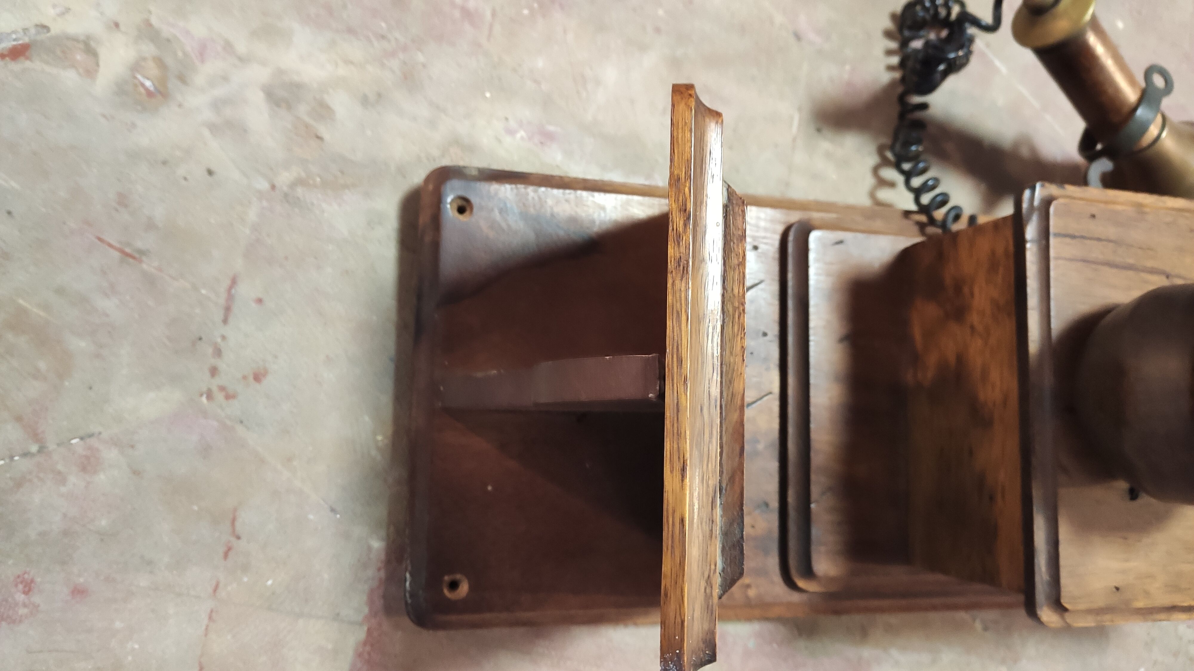 Téléphone décoratif en bois et laiton