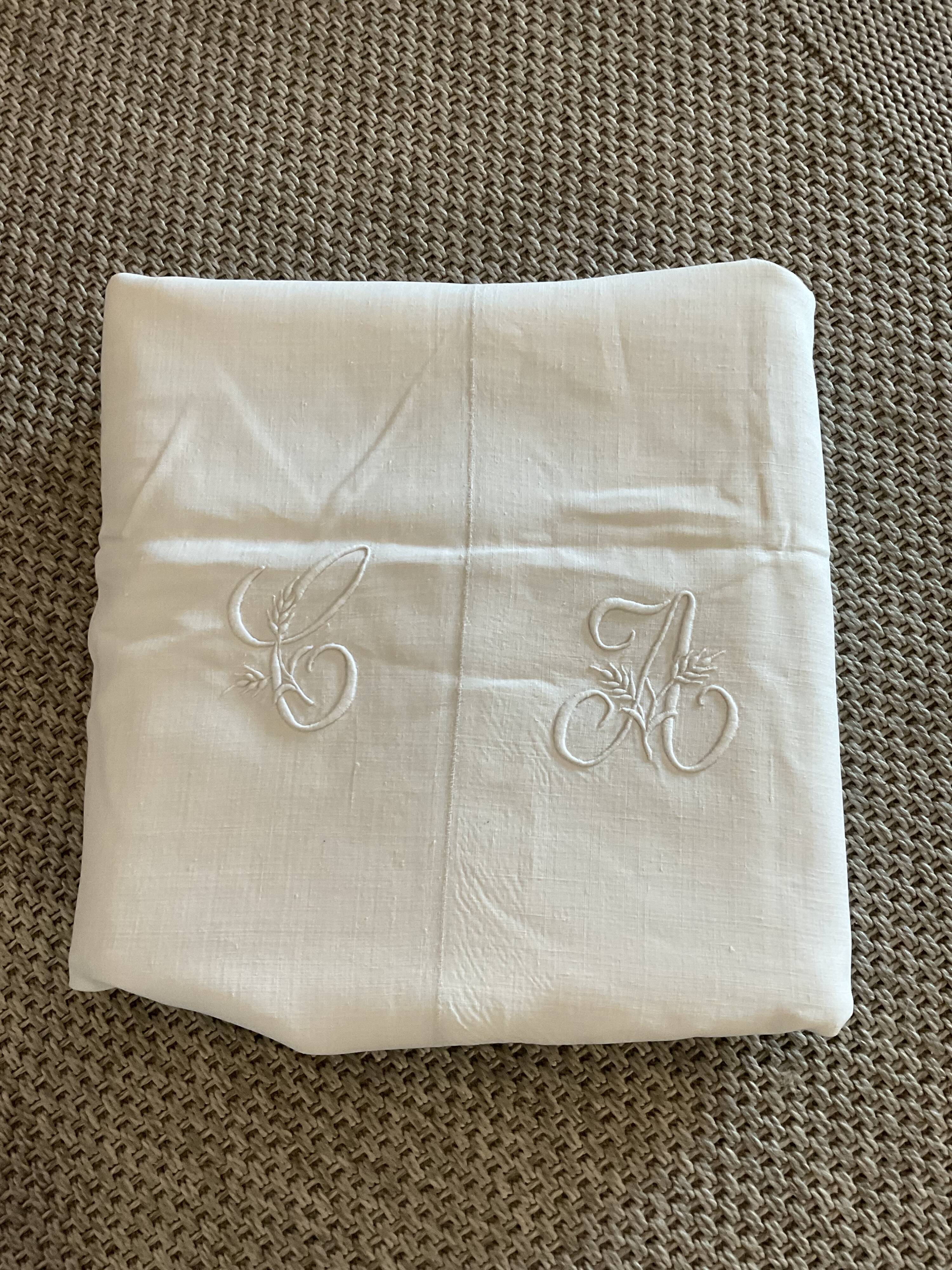 Drap ancien brodé, monogramme CA en lin et coton