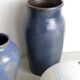 Vase bleu en céramique signé