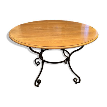 Extendable table in solid oak with wrought iron legs.