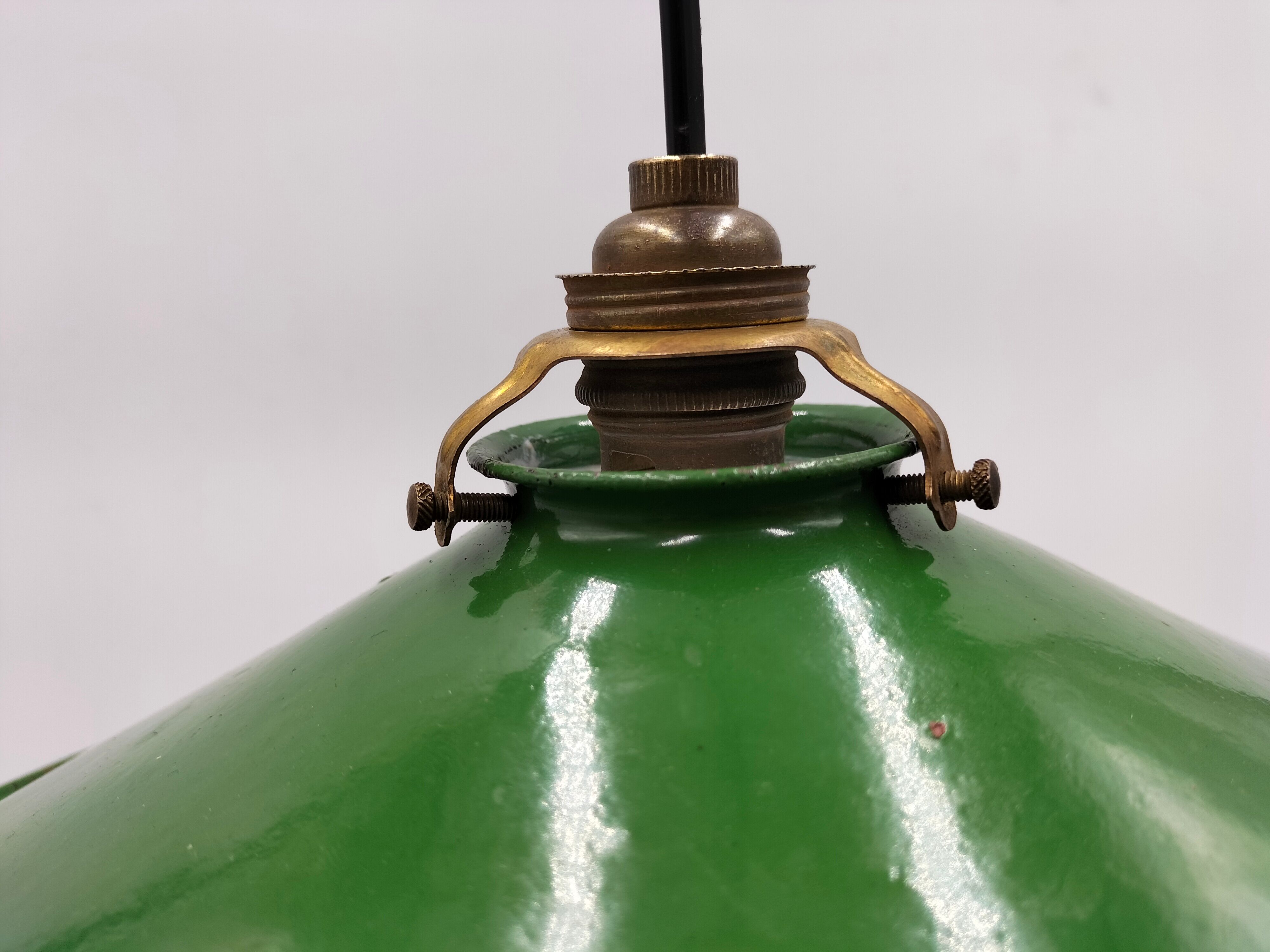 Enamelled sheet metal suspension