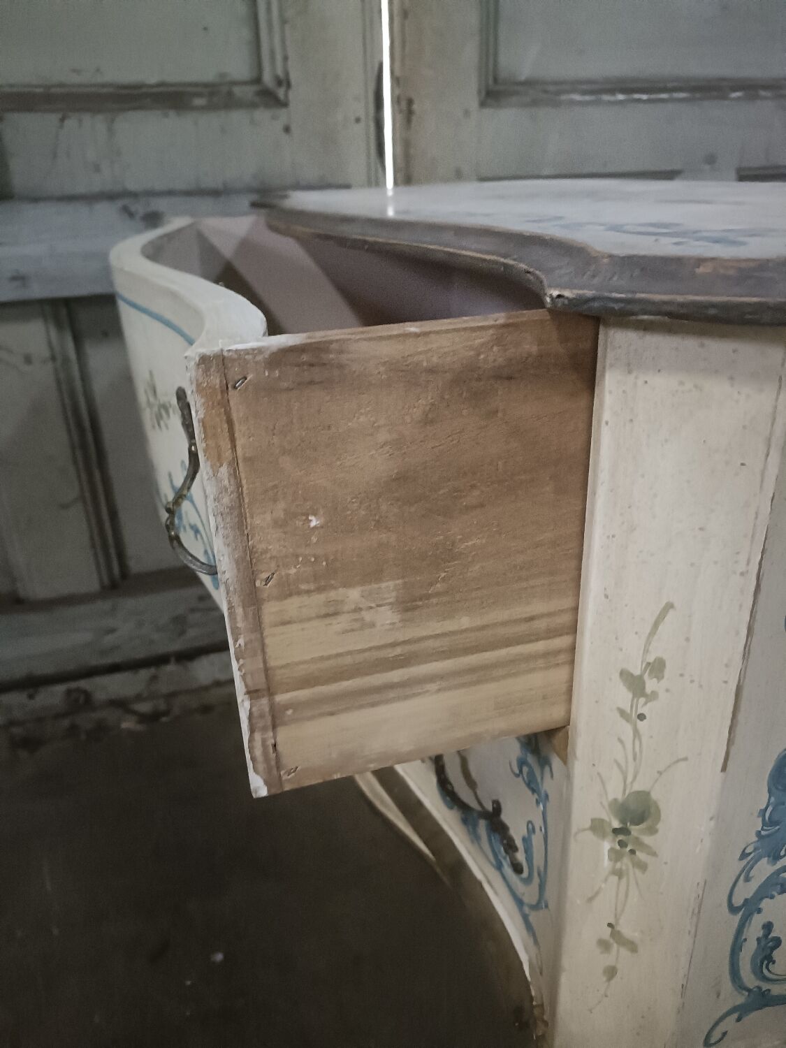 Italian painted chest of drawers