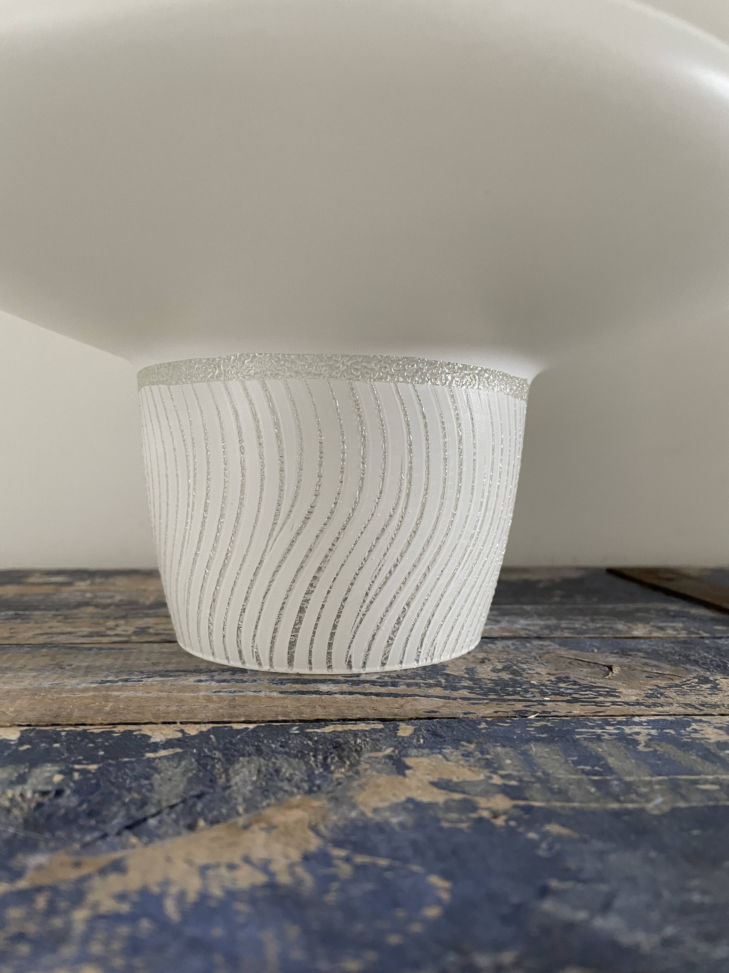 Vintage suspension in electrified white opaline to nine