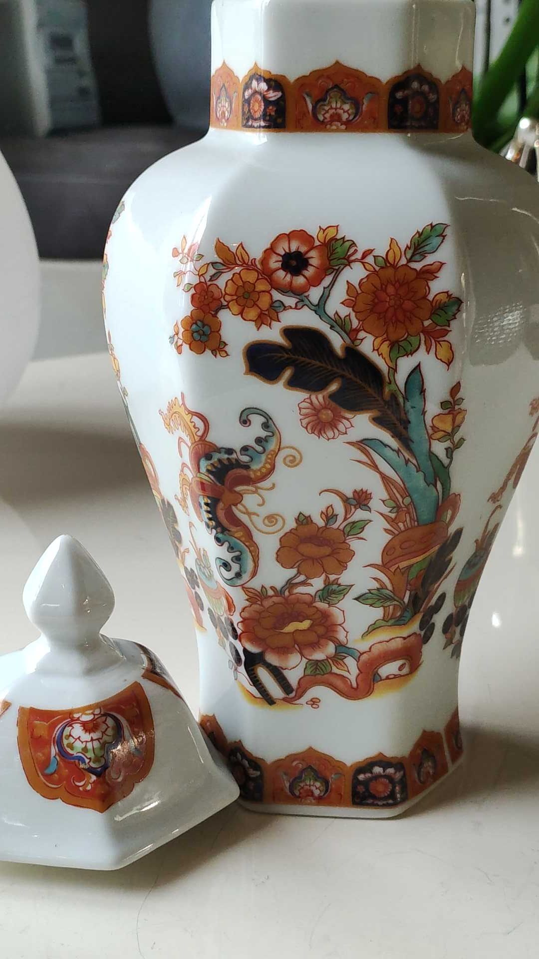 Decorative hexagonal potiche in fine Chinese porcelain, stamped and signed "Red Lions"