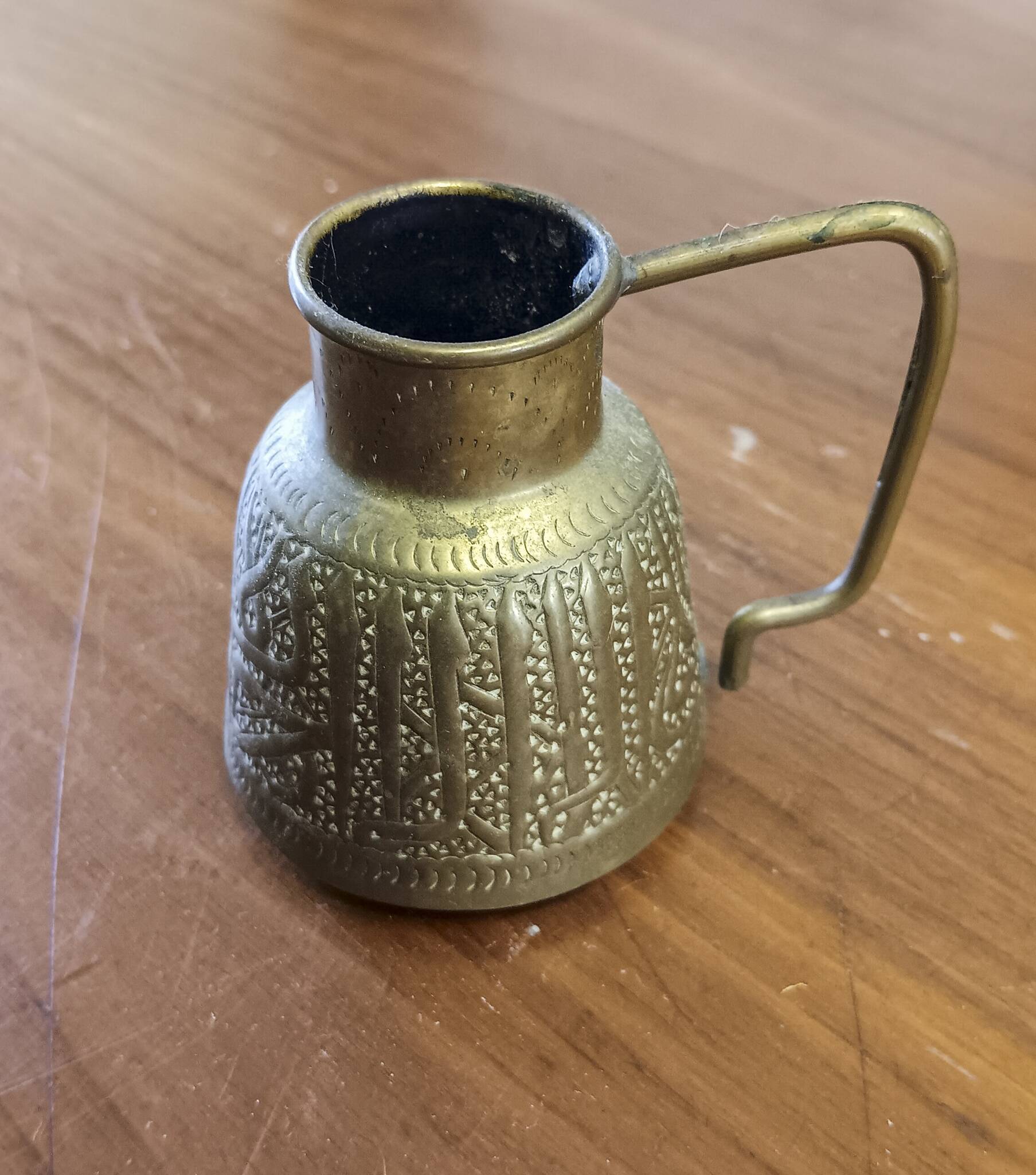 Little oriental pitcher in engraved brass, handcrafted. rare, 19th century period.