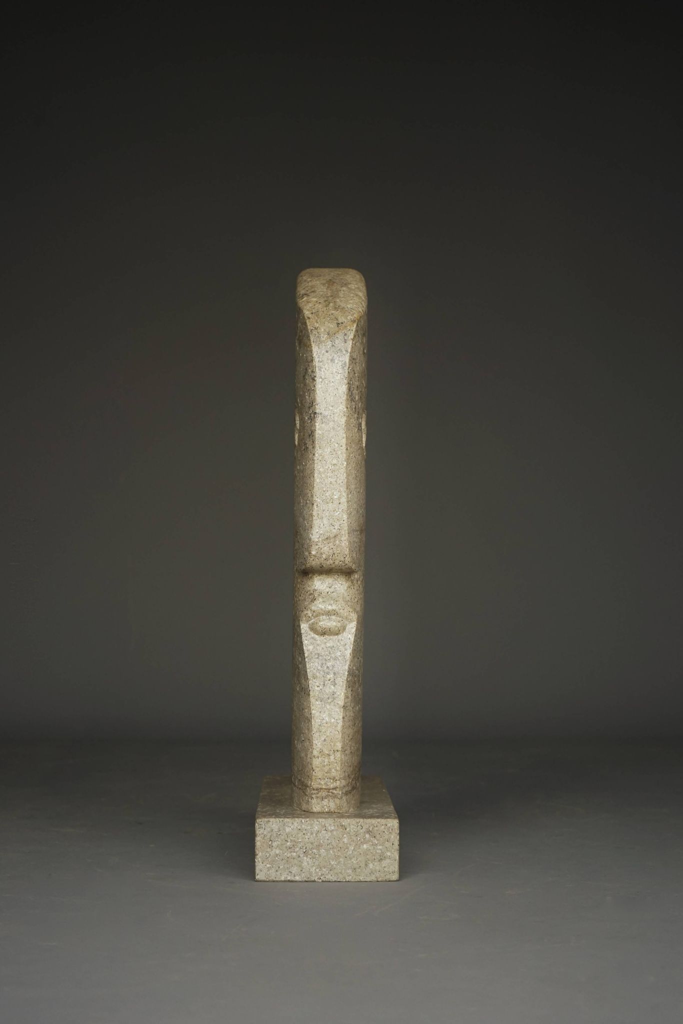 Sculpture monumentale de tête stylisée. Années 1970.