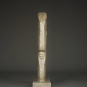 Sculpture monumentale de tête stylisée. Années 1970.