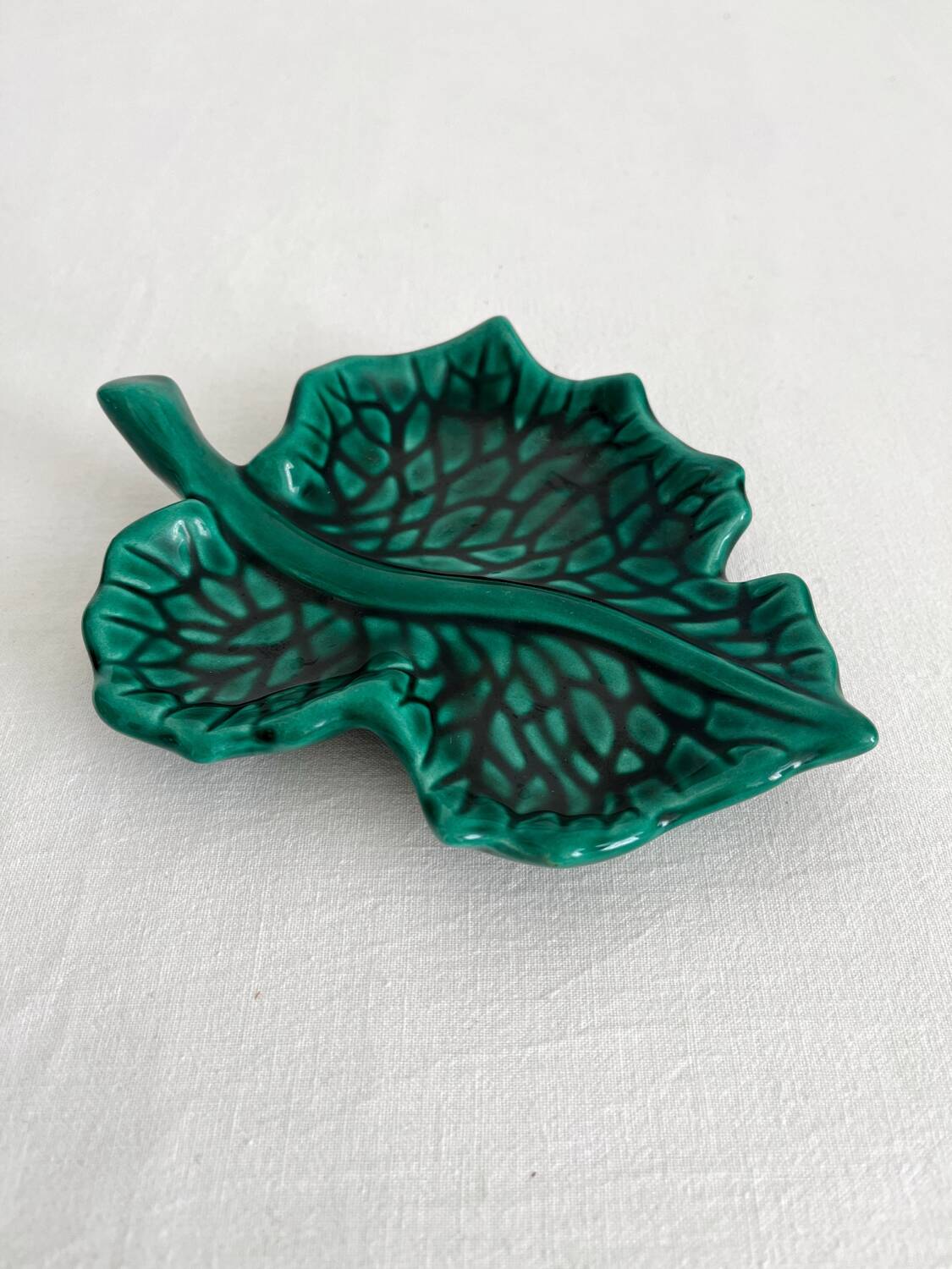 Vallauris green leaf slip bowl