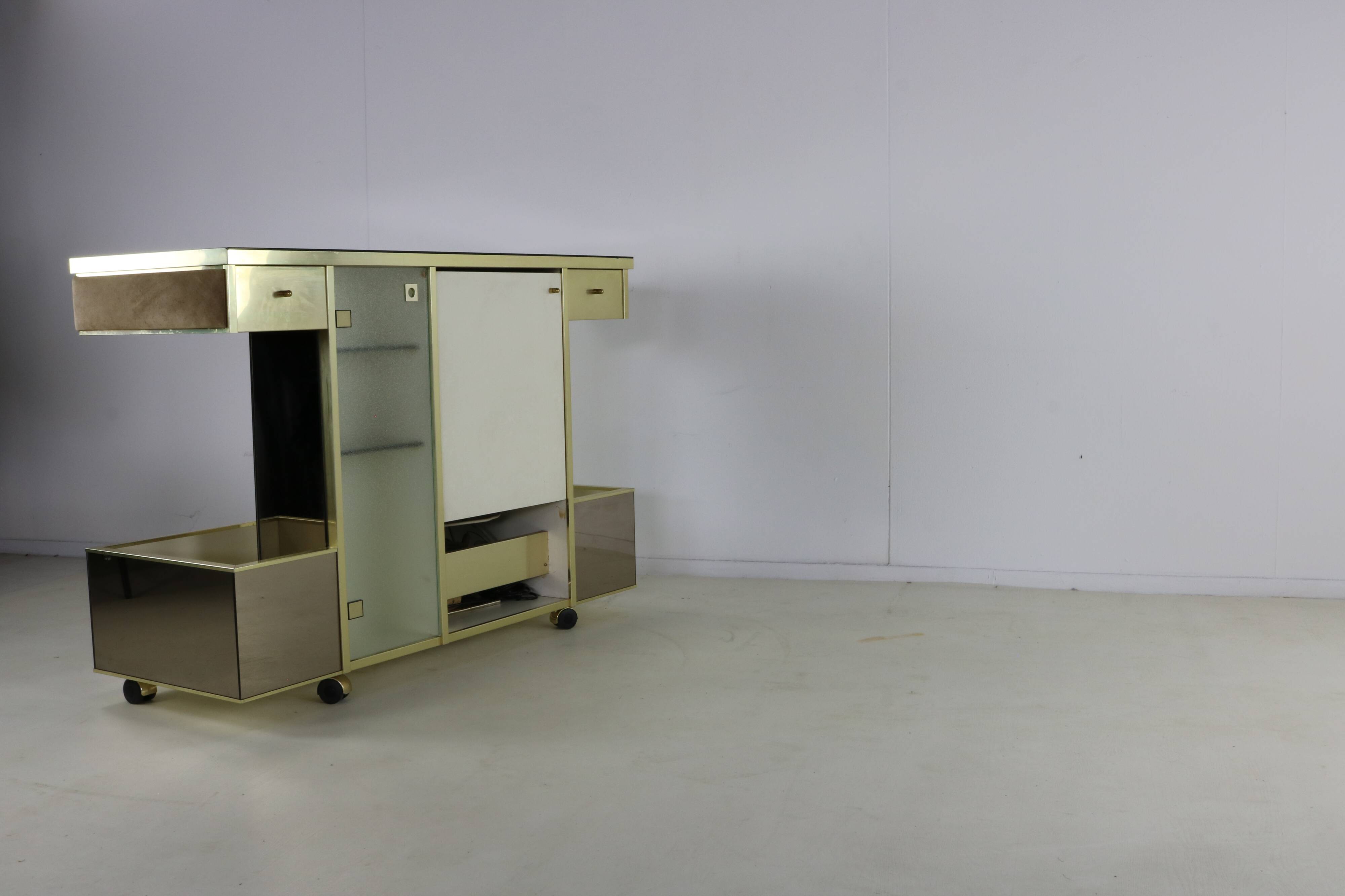 Seventies design bar cabinet by Harvey Guzzini for Stilglass Donati