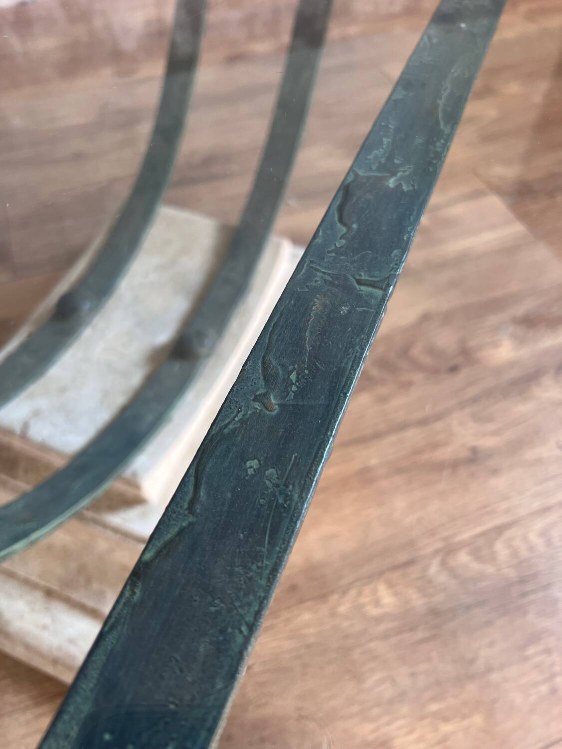 Table basse en verre et métal patine antique