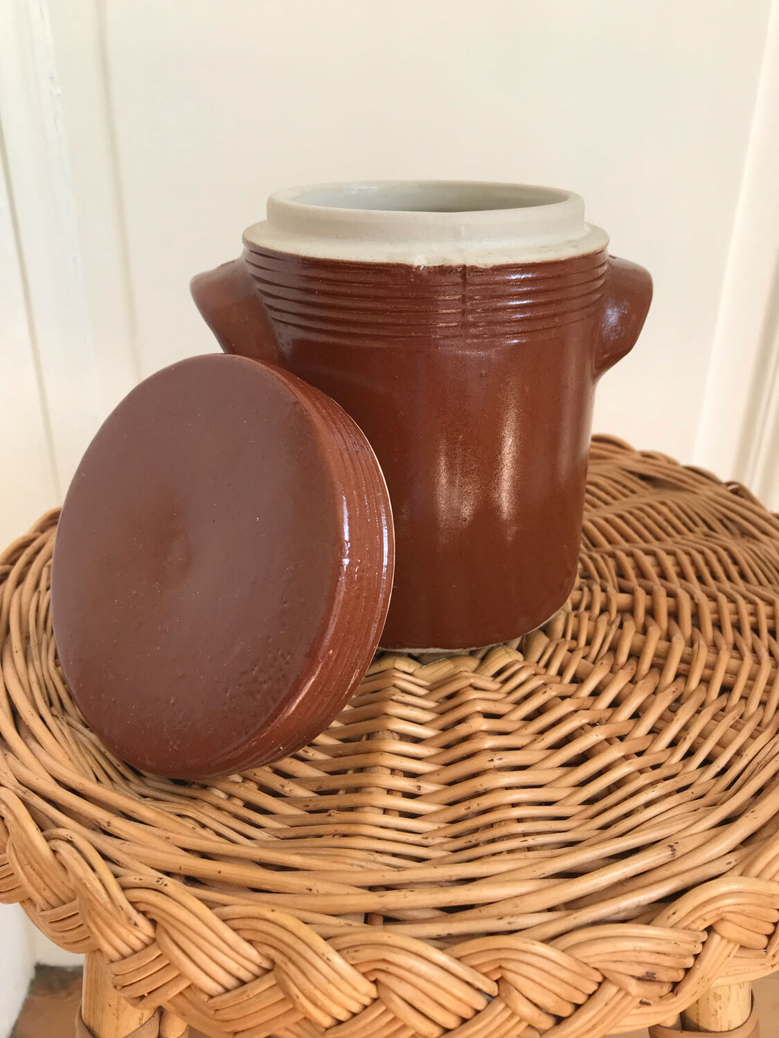 Stoneware pot with lid