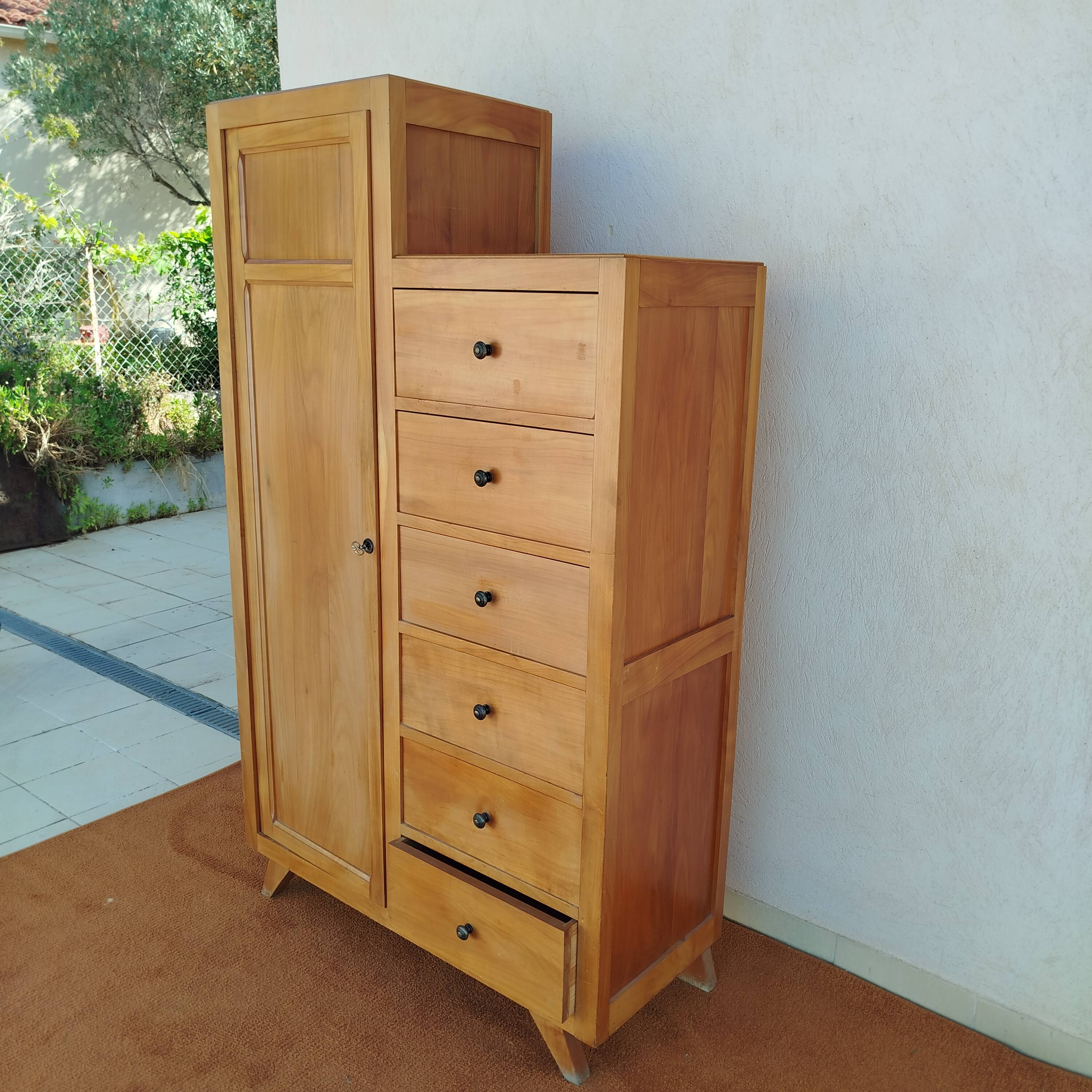 Asymmetrical furniture with compass feet from the 50s/60s