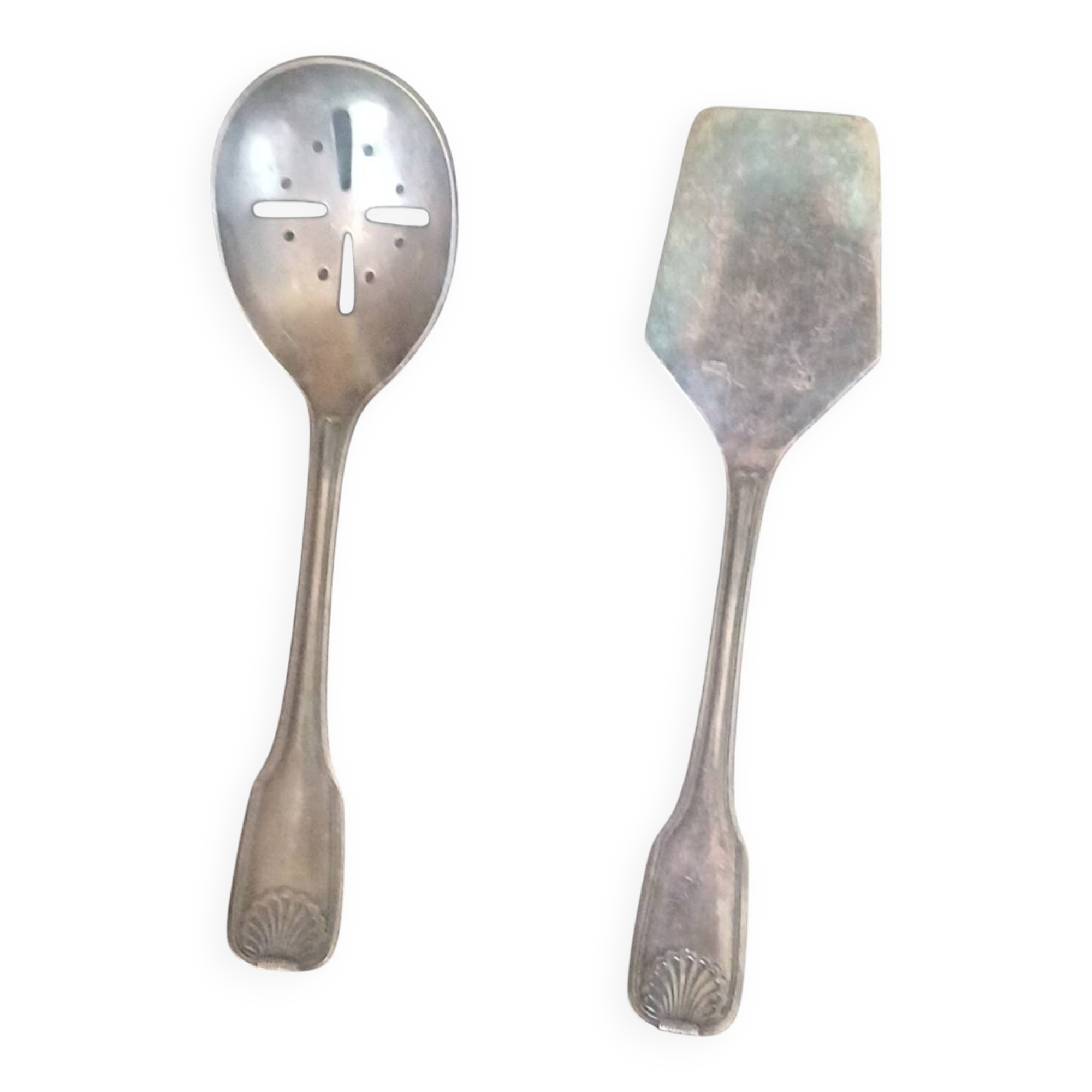 A pair of vintage silver-plated metal serving cutlery (shell).