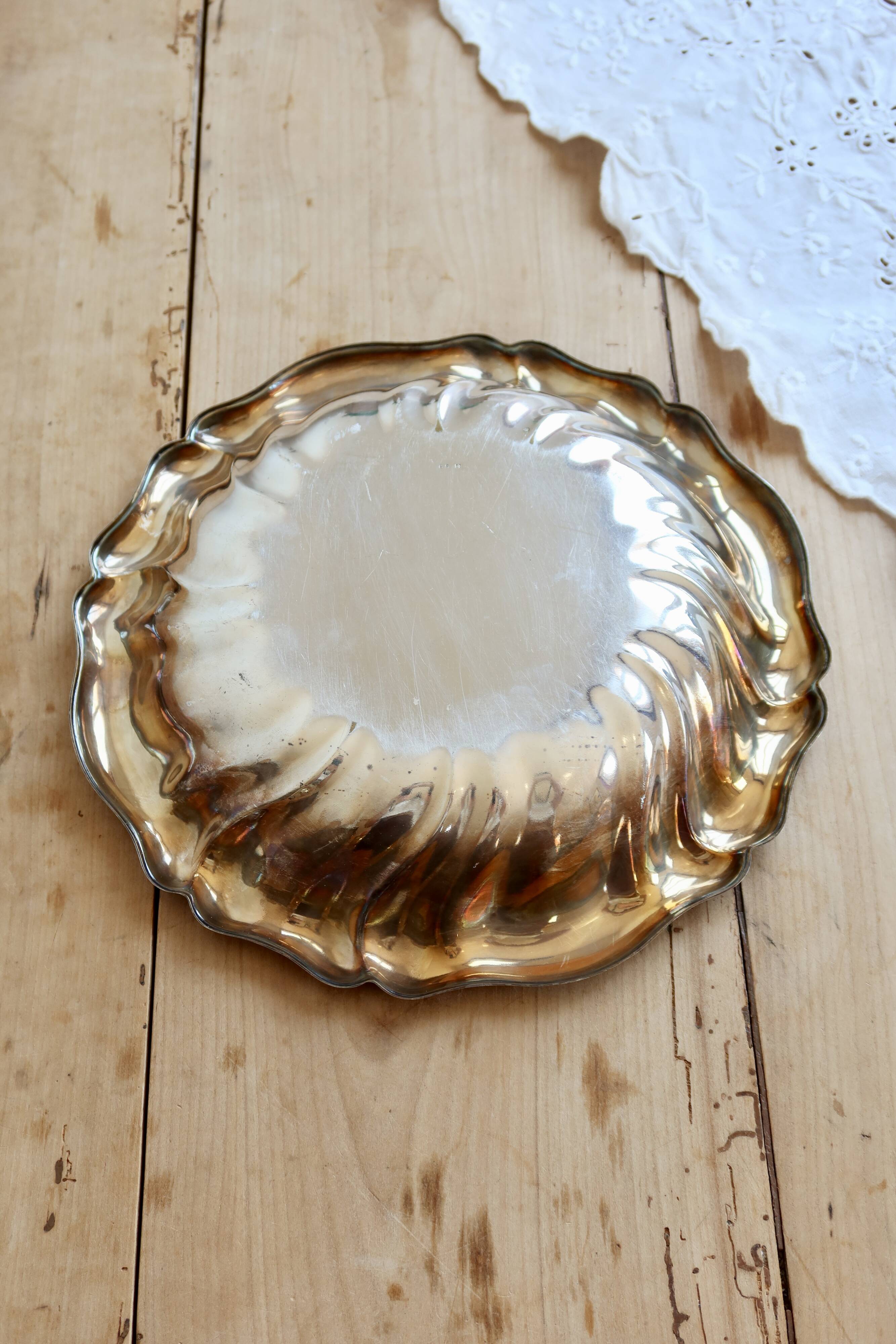 Coupe vintage en métal argenté – Bords chantournés