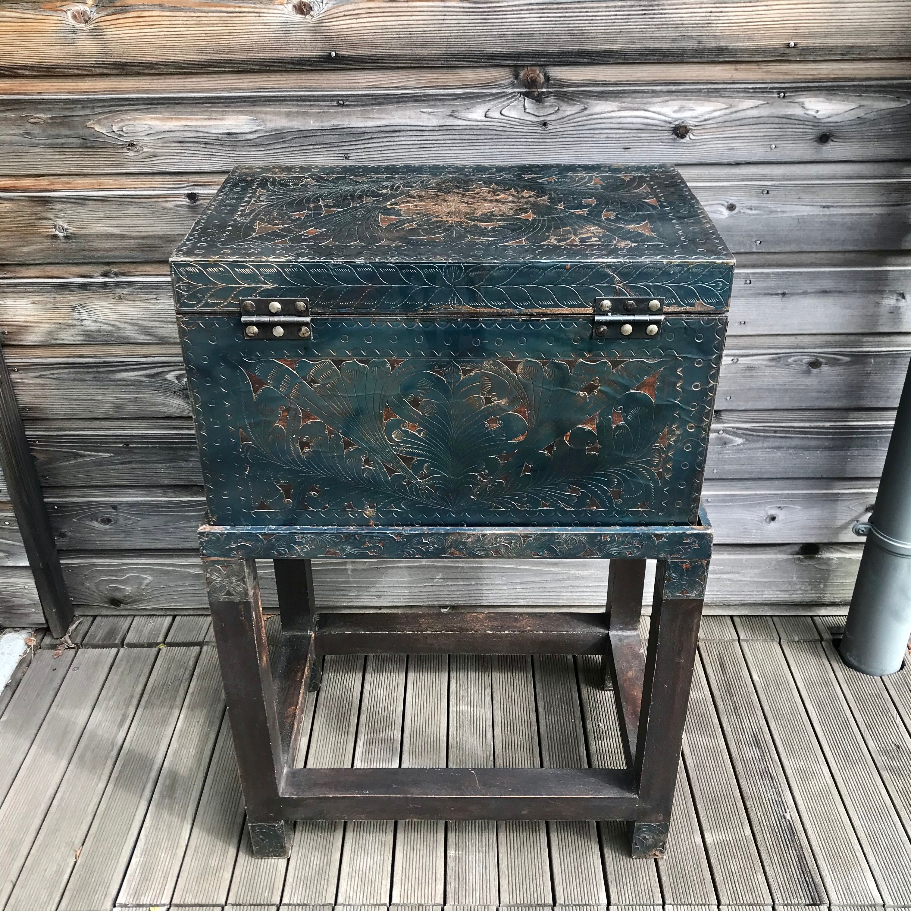 Metal-encrustation wood box