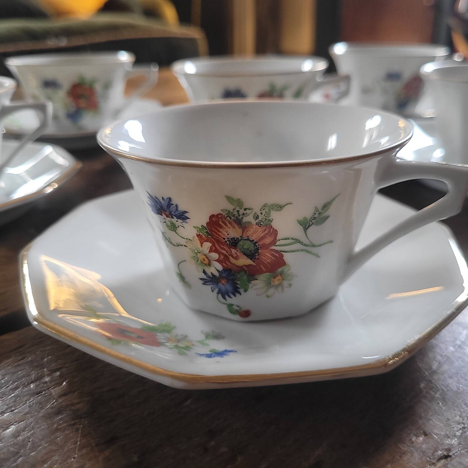 6 porcelain cups decorated with wildflowers from the 60s.