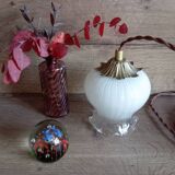 Lampe baladeuse globe opalin blanc, style art déco, cordon textile marron