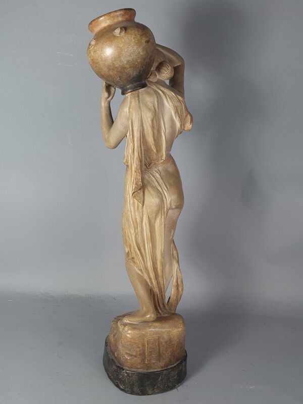 Sculpture céramique Femme et cruche ceinture opale Goldscheider vers 1900, 60 cm C155