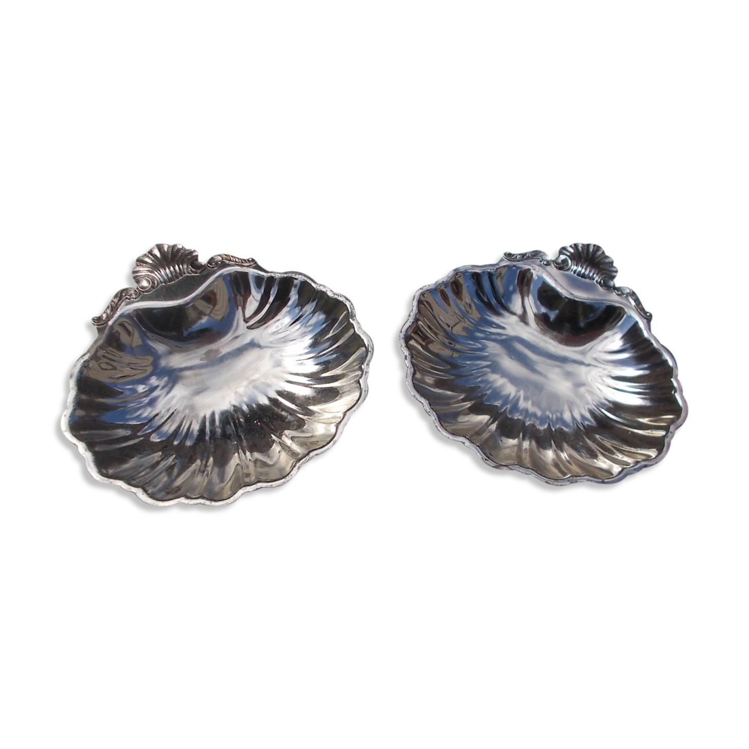 Set of 2 cups shaped metal shell