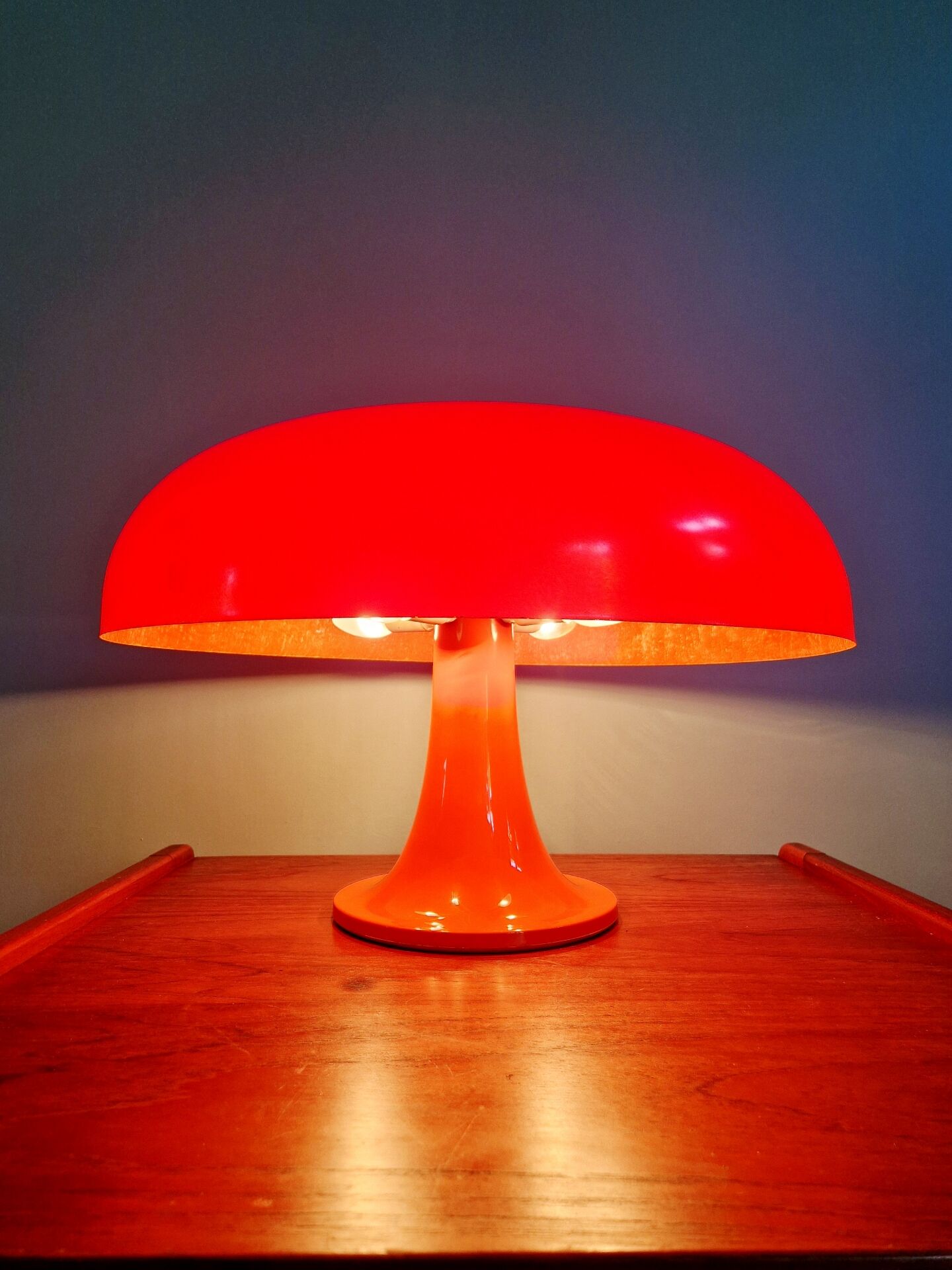 Lampe Nesso, fibre de verre orange, Giancarlo Mattioli, Artemide,1960