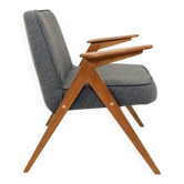 Fauteuil scandinave en laine anthracite et bois de chêne, design de Chierowsky.