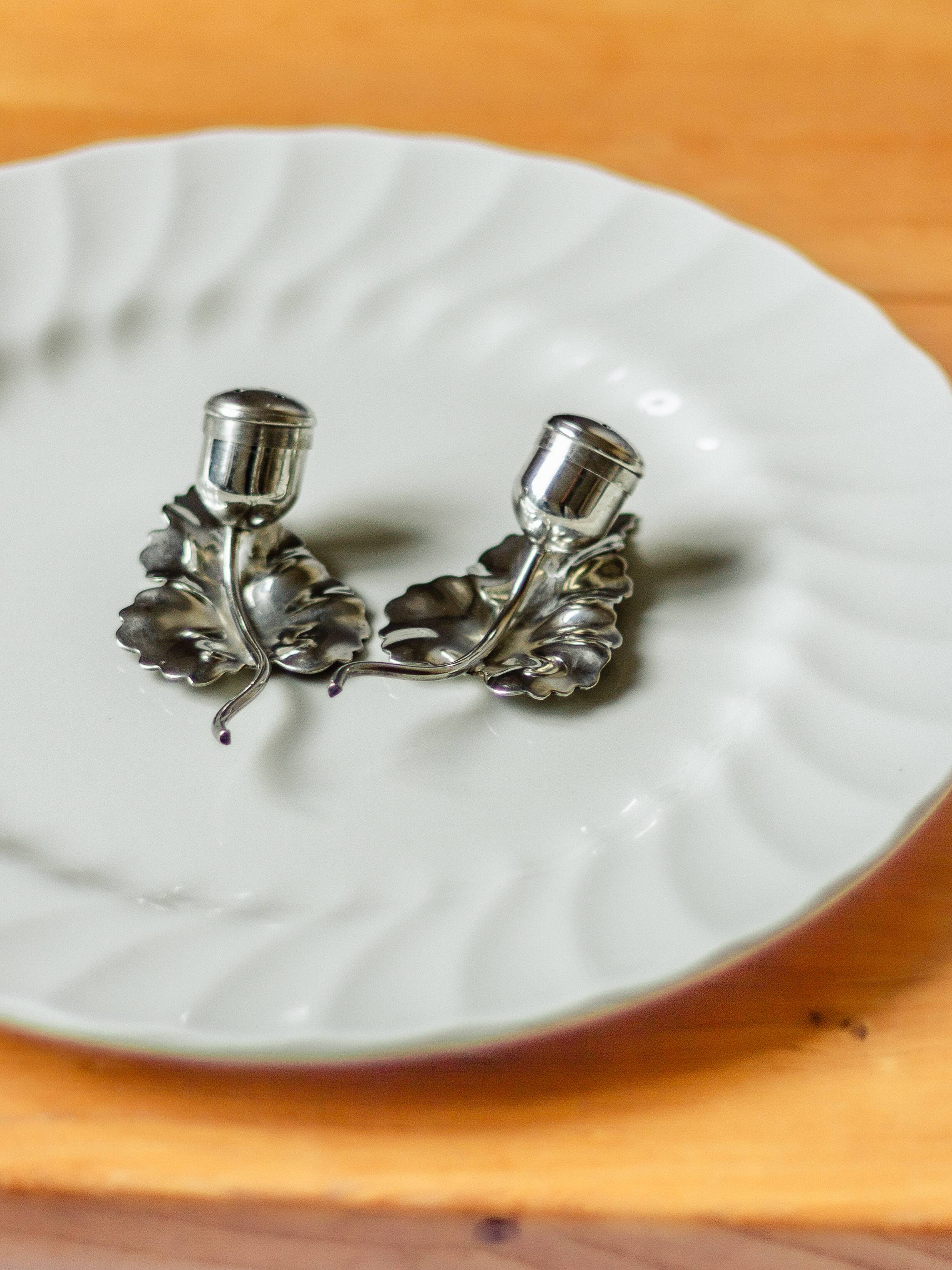 Set of a salt shaker and a pepper shaker in silver-plated metal, ENPS, England.