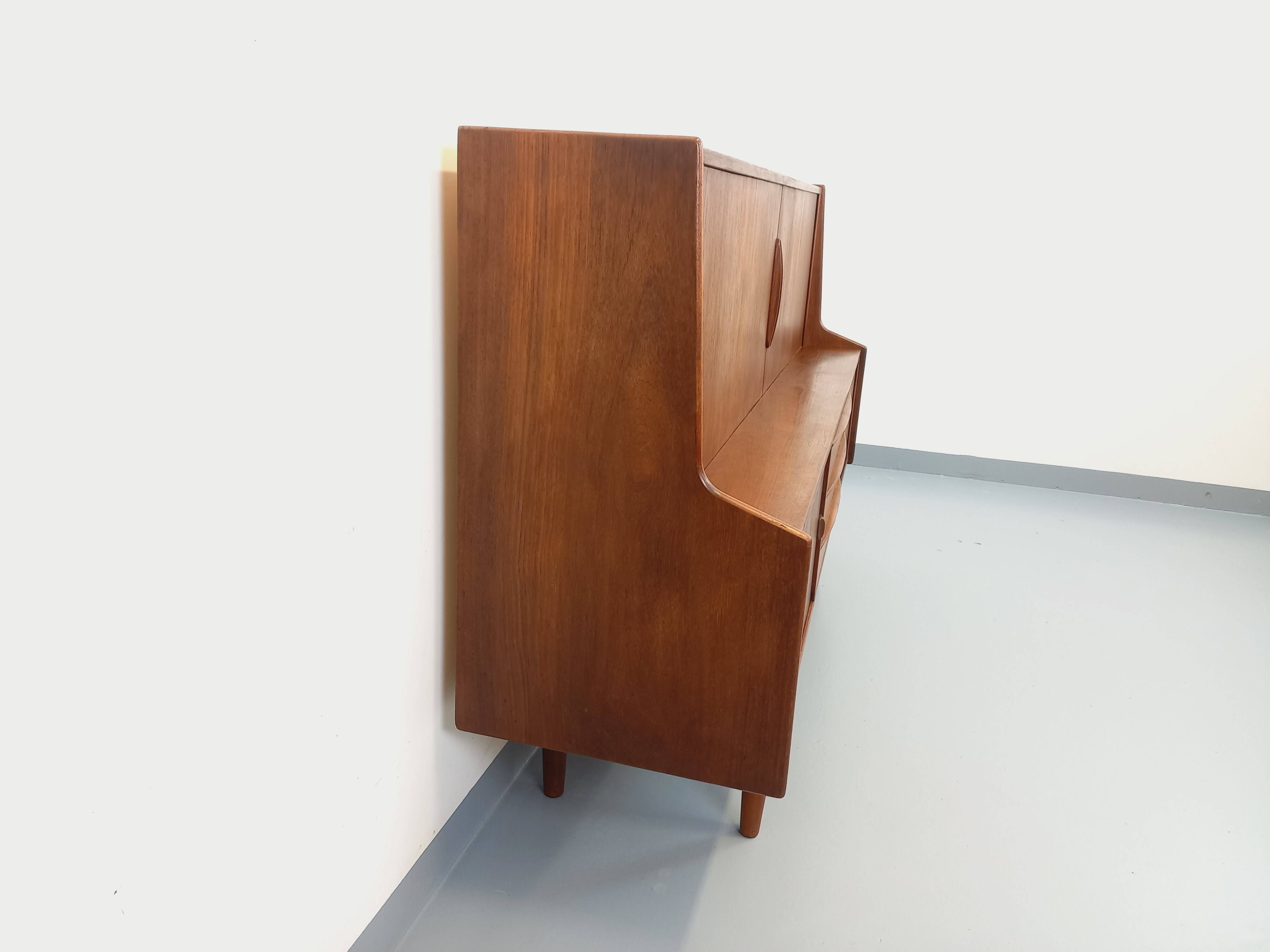 Enfilade mi-haute scandinave vintage Ib Kofod-Larsen pour Faarup en teck