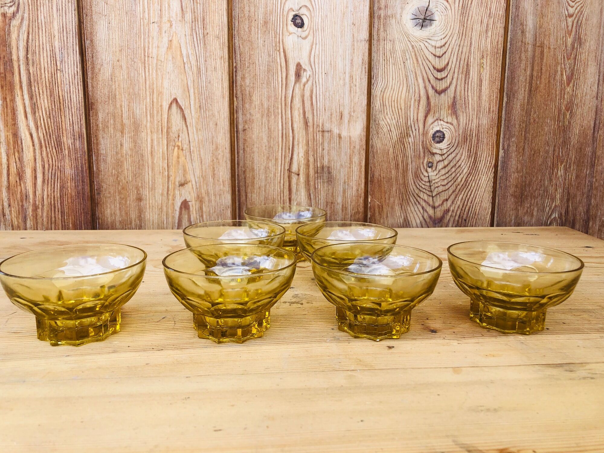 Lot of 7 yellow cups with footing in Star 50s . Art deco