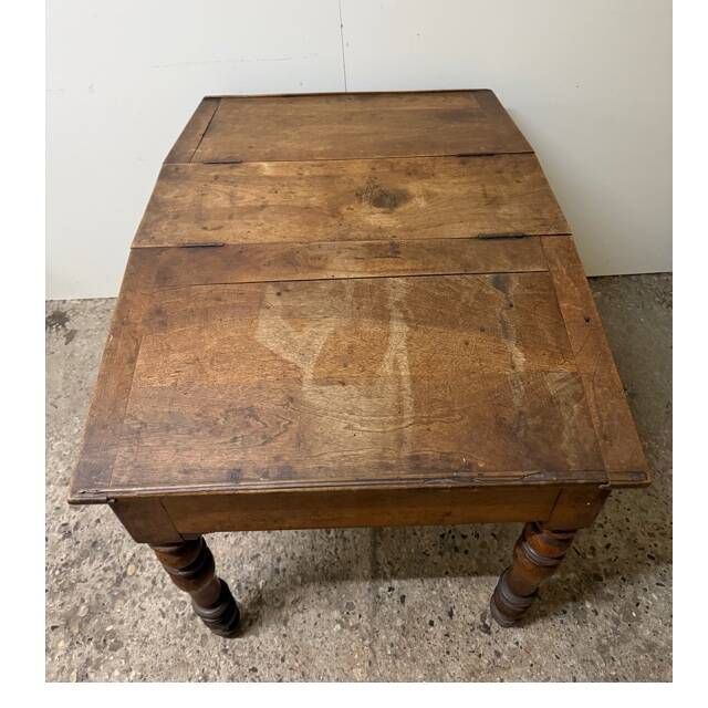 Sloped desk in walnut