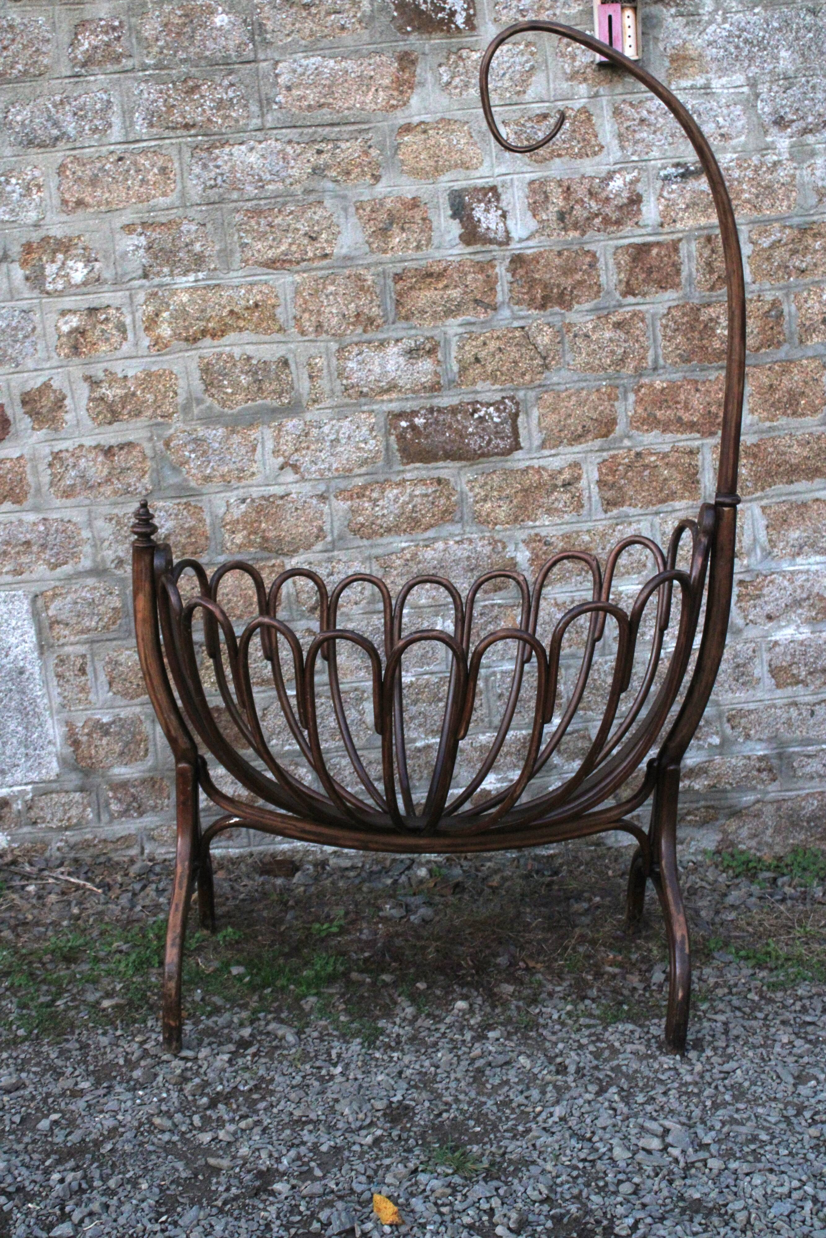 Berceau ancien en rotin cintré – modèle fleur – avec flèche pour voile