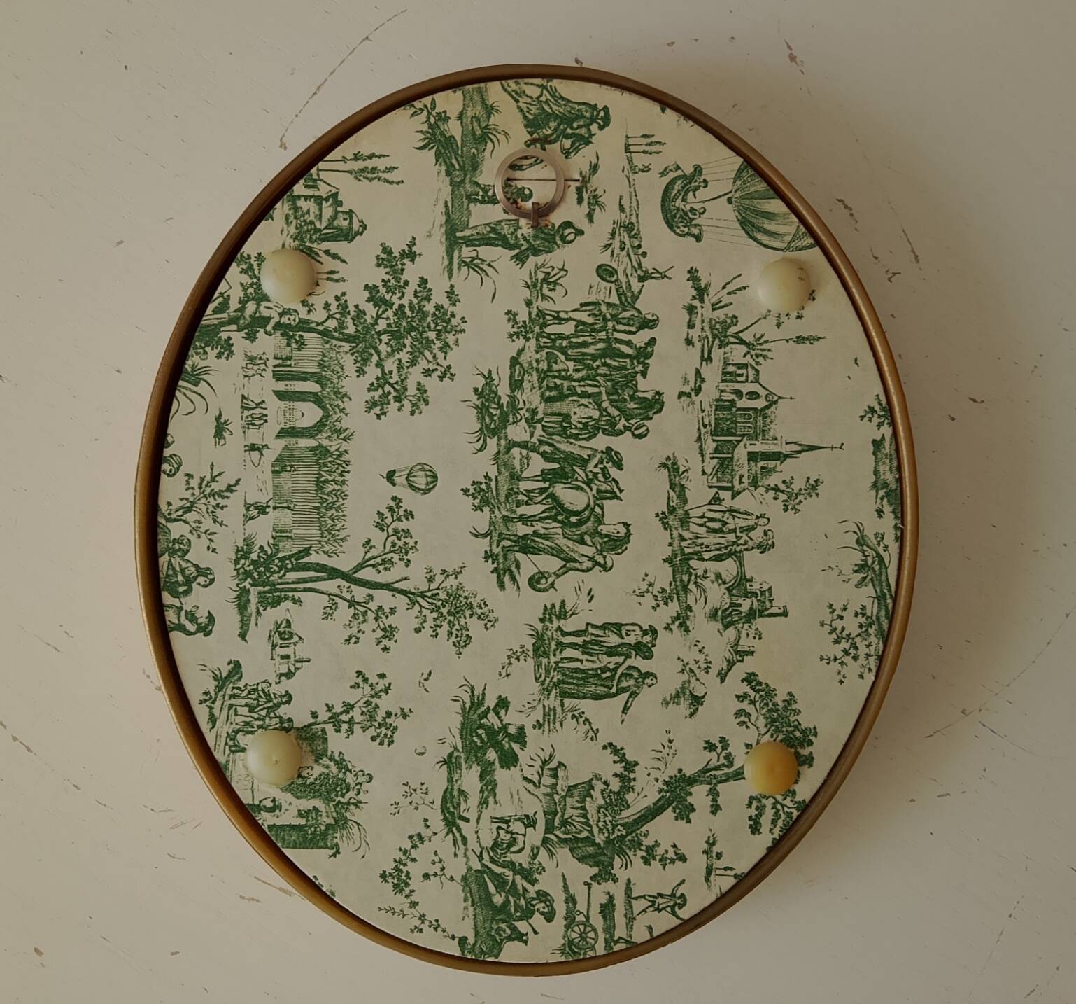 Small vintage oval mirror in gilded resin from the 60s/70s.