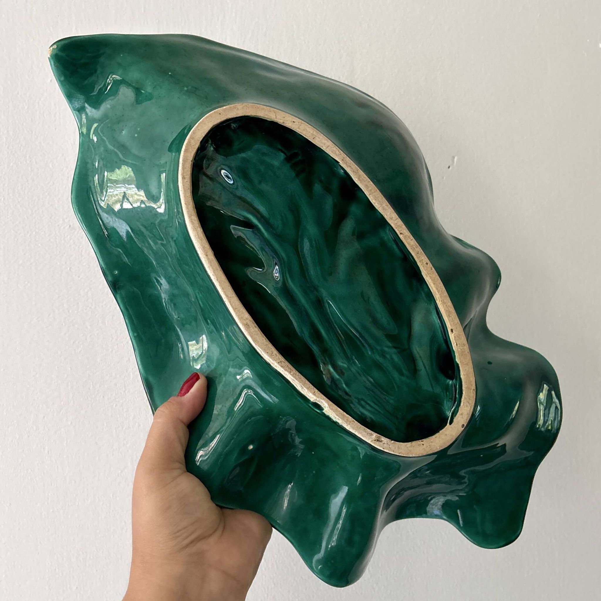 Set of 2 vintage leaf-shaped dishes in majolica.