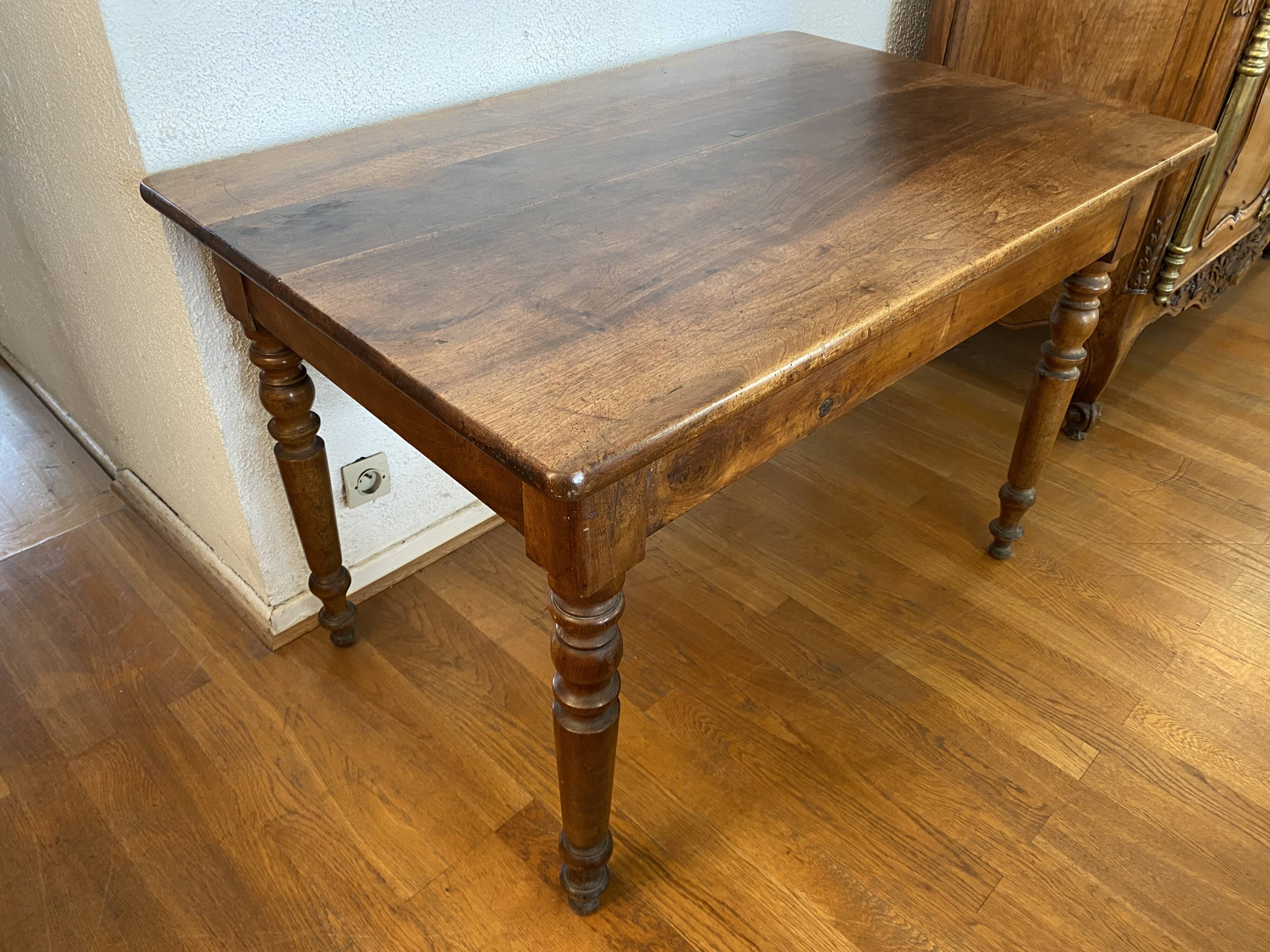 Table de bistro en noyer, pieds tournés