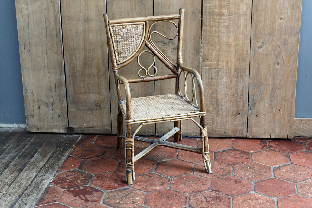 Fauteuil en rotin asymétrique