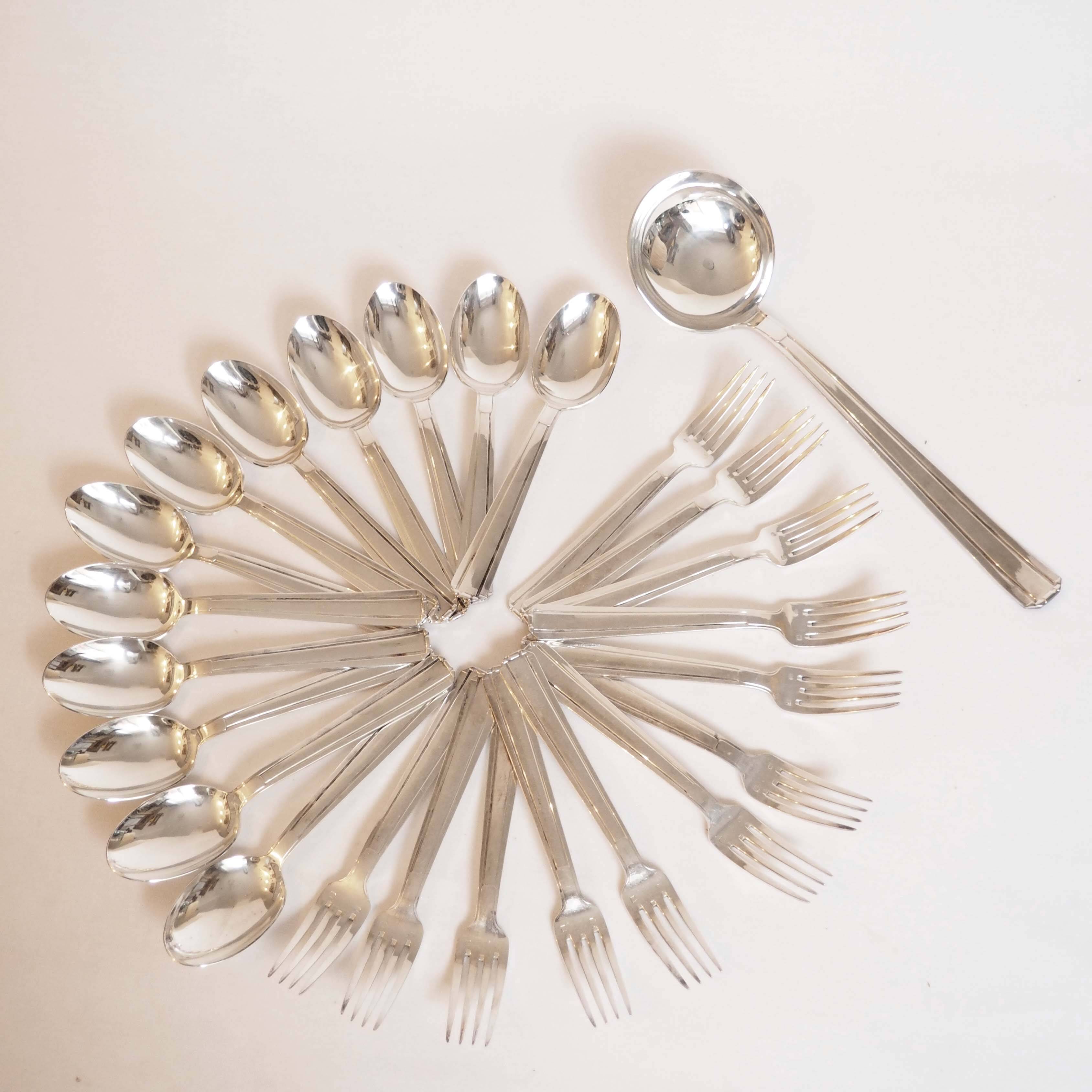 Service métal argenté 12 cuillères soupe, 12 fourchettes et louche.