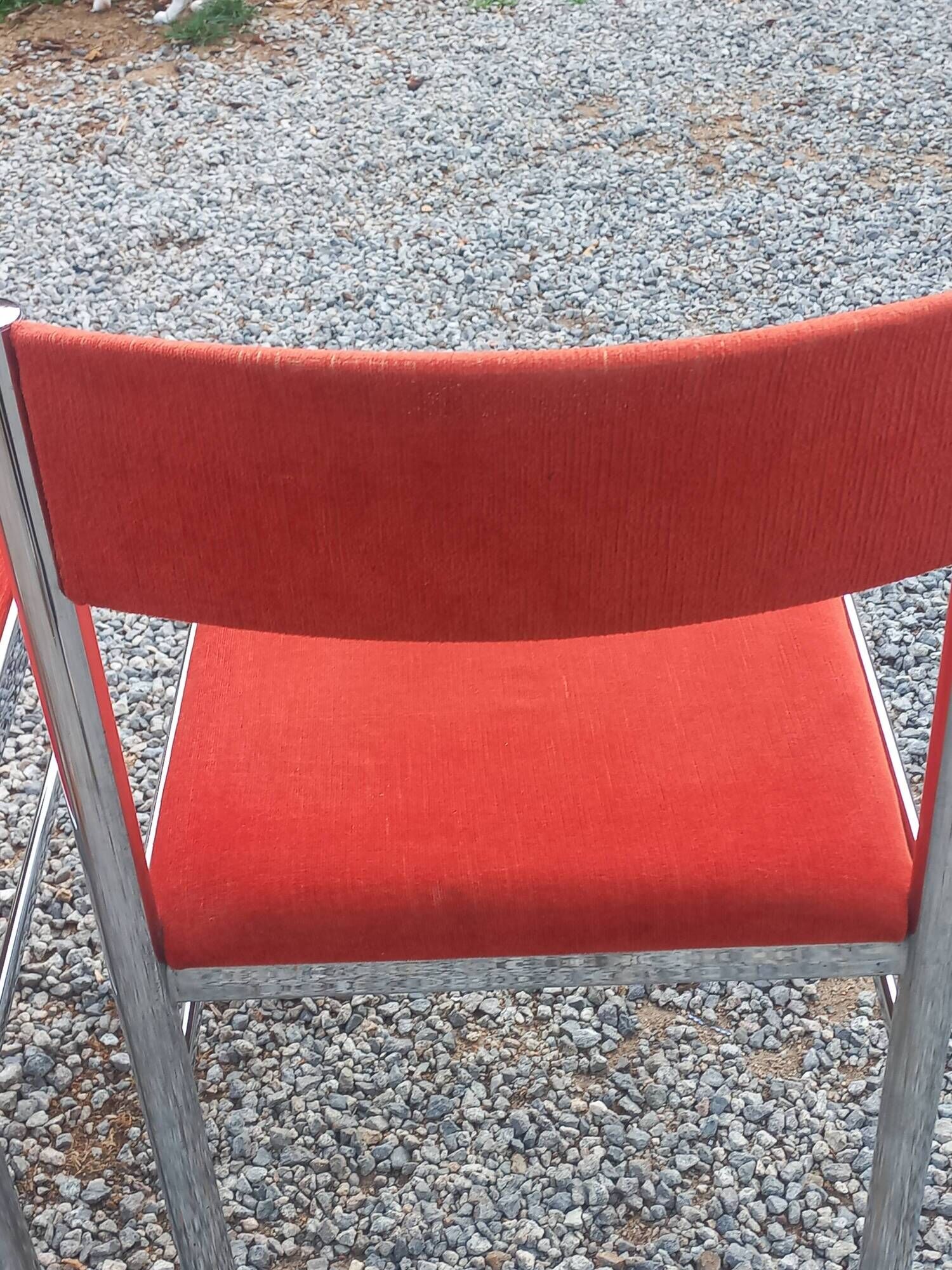 Pair of designer chairs in chrome metal and orange velvet from the 1970s.