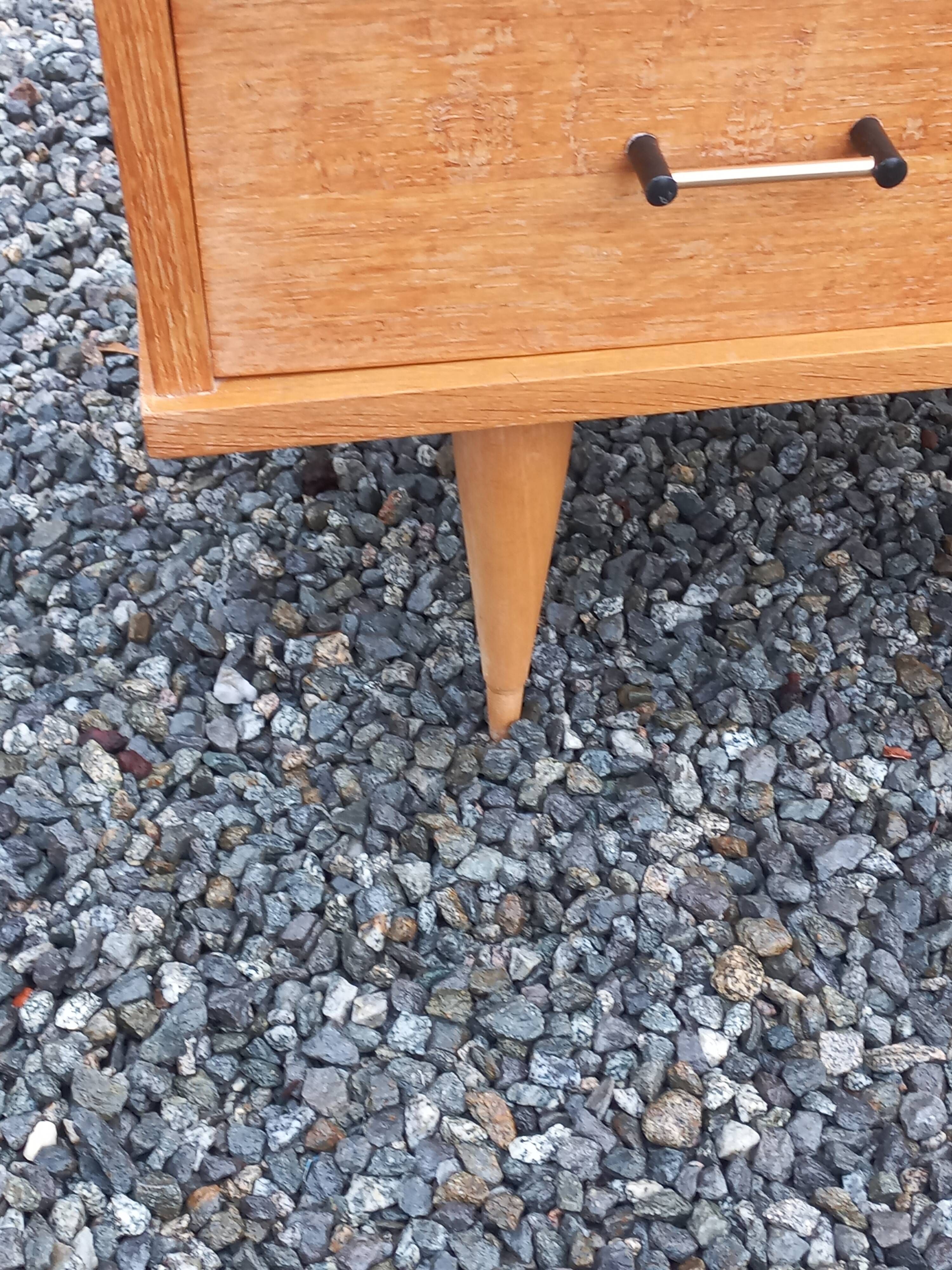 Vintage oak chest of drawers with 4 drawers from the 1960s.