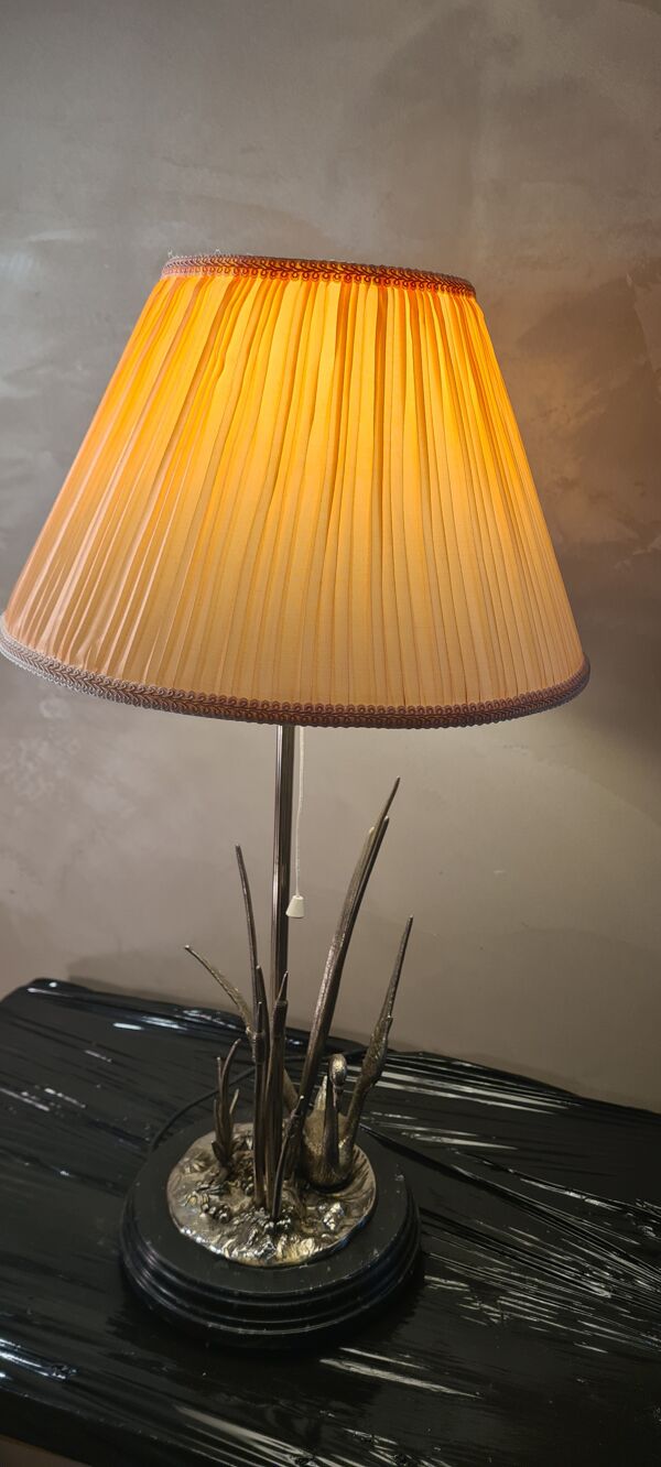 Lampe de bureau en marbre et métal plaqué argent cigne décoré   signé par agudo,