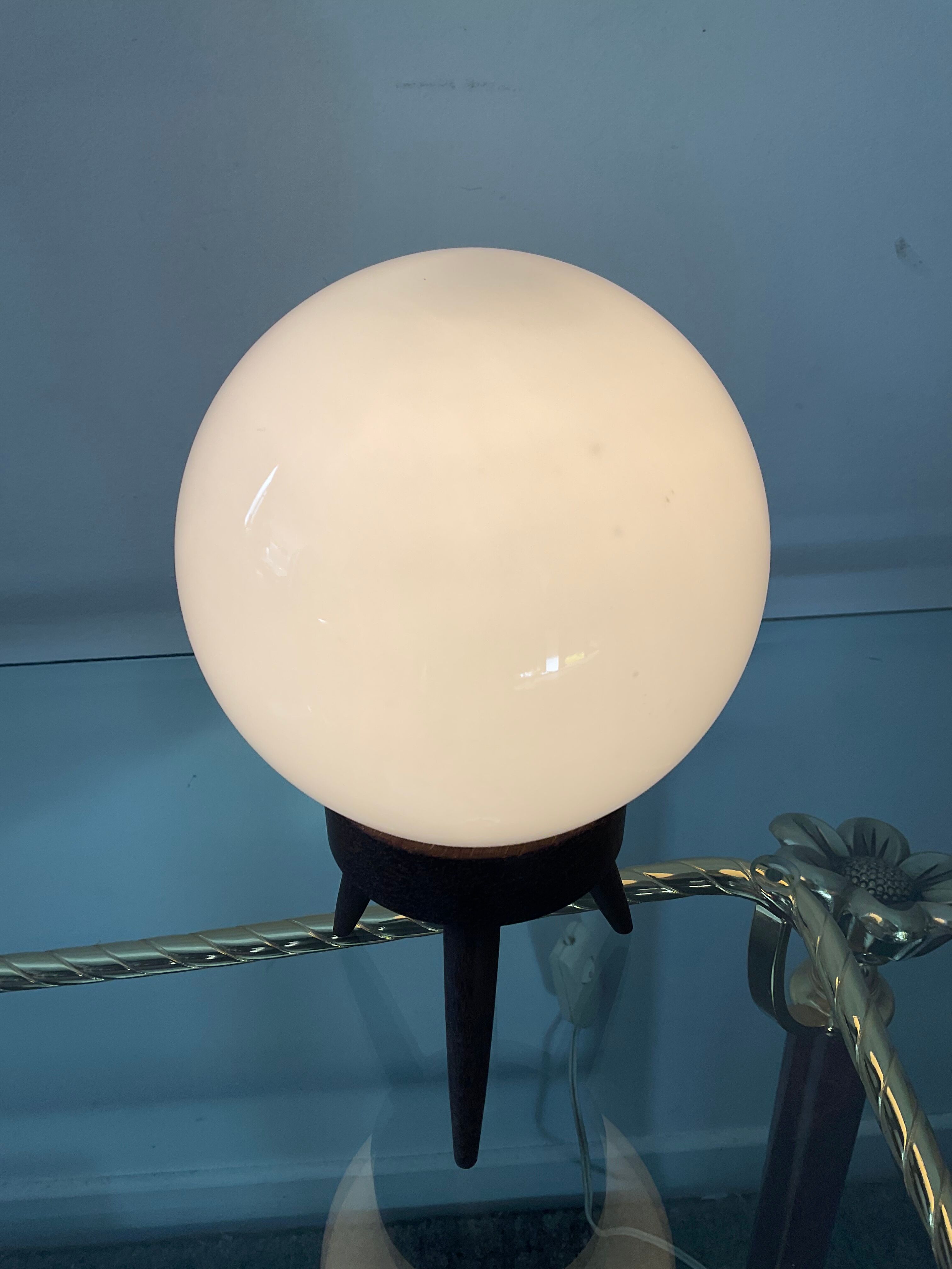 Scandinavian lamp tripod foot in teak and opaline globe 60s