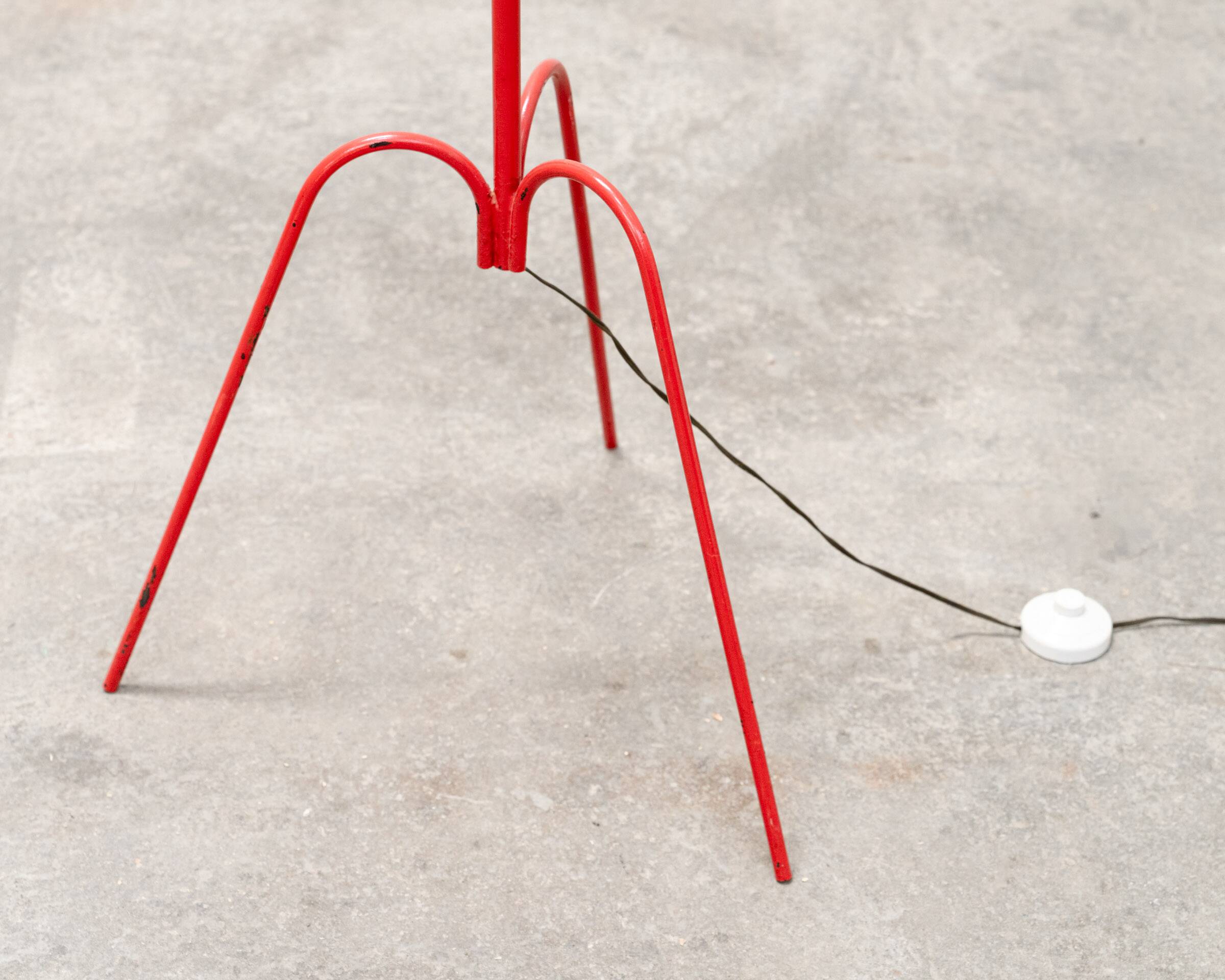 Lampe vintage tripode rouge, axe sur rotule 1950