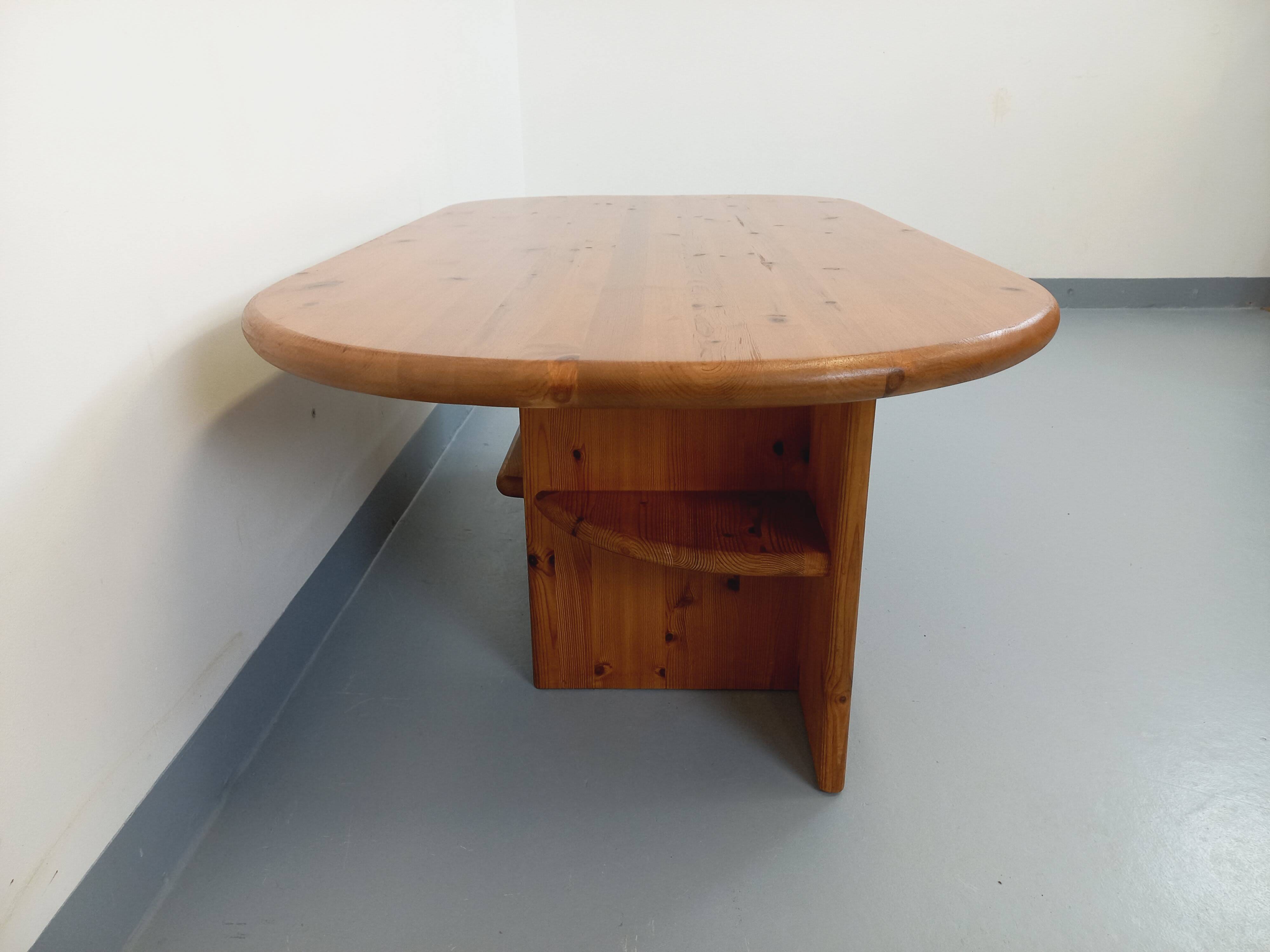 Vintage oval rectangular modernist coffee table in solid pine from the years.