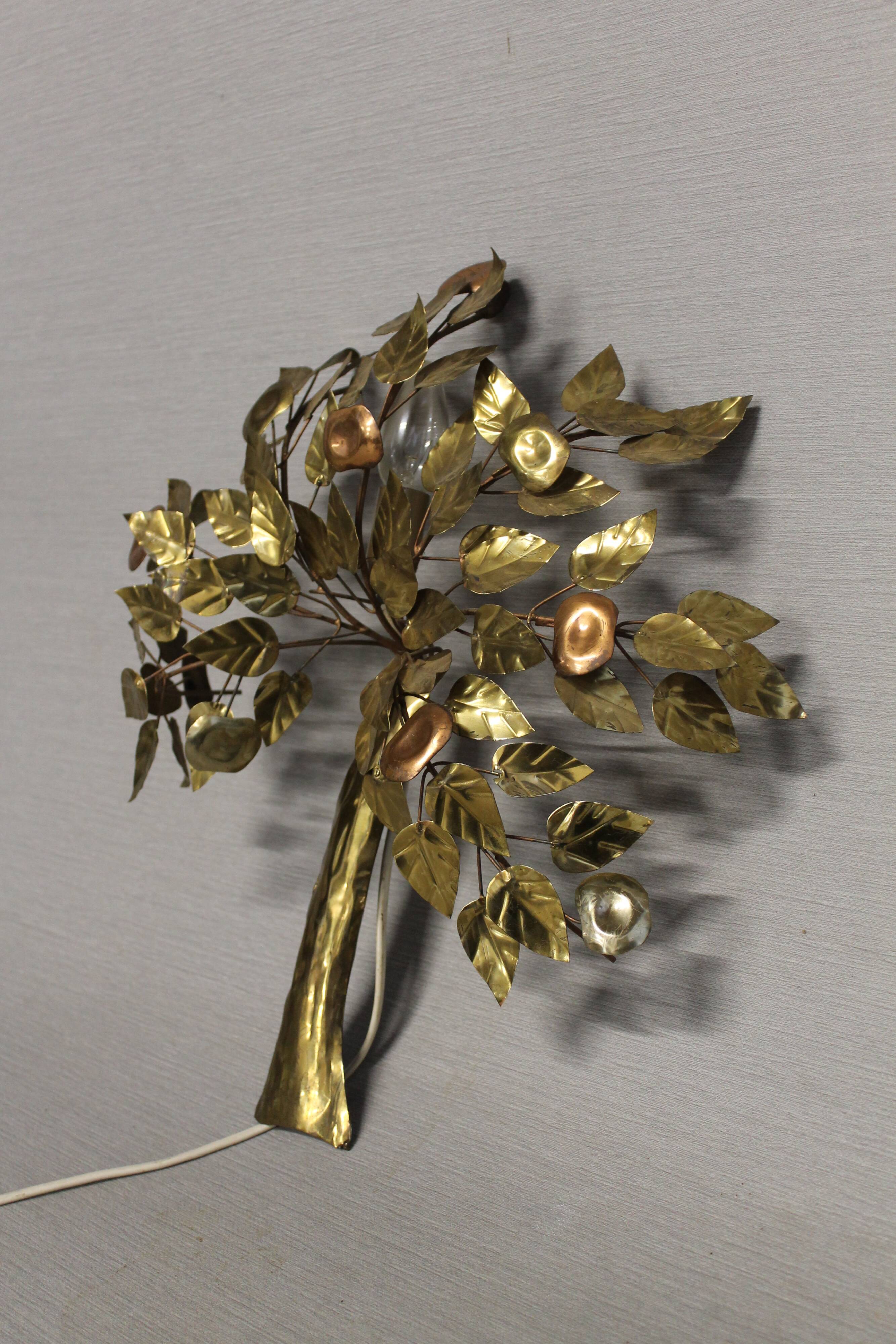Metal tree-shaped wall applied
