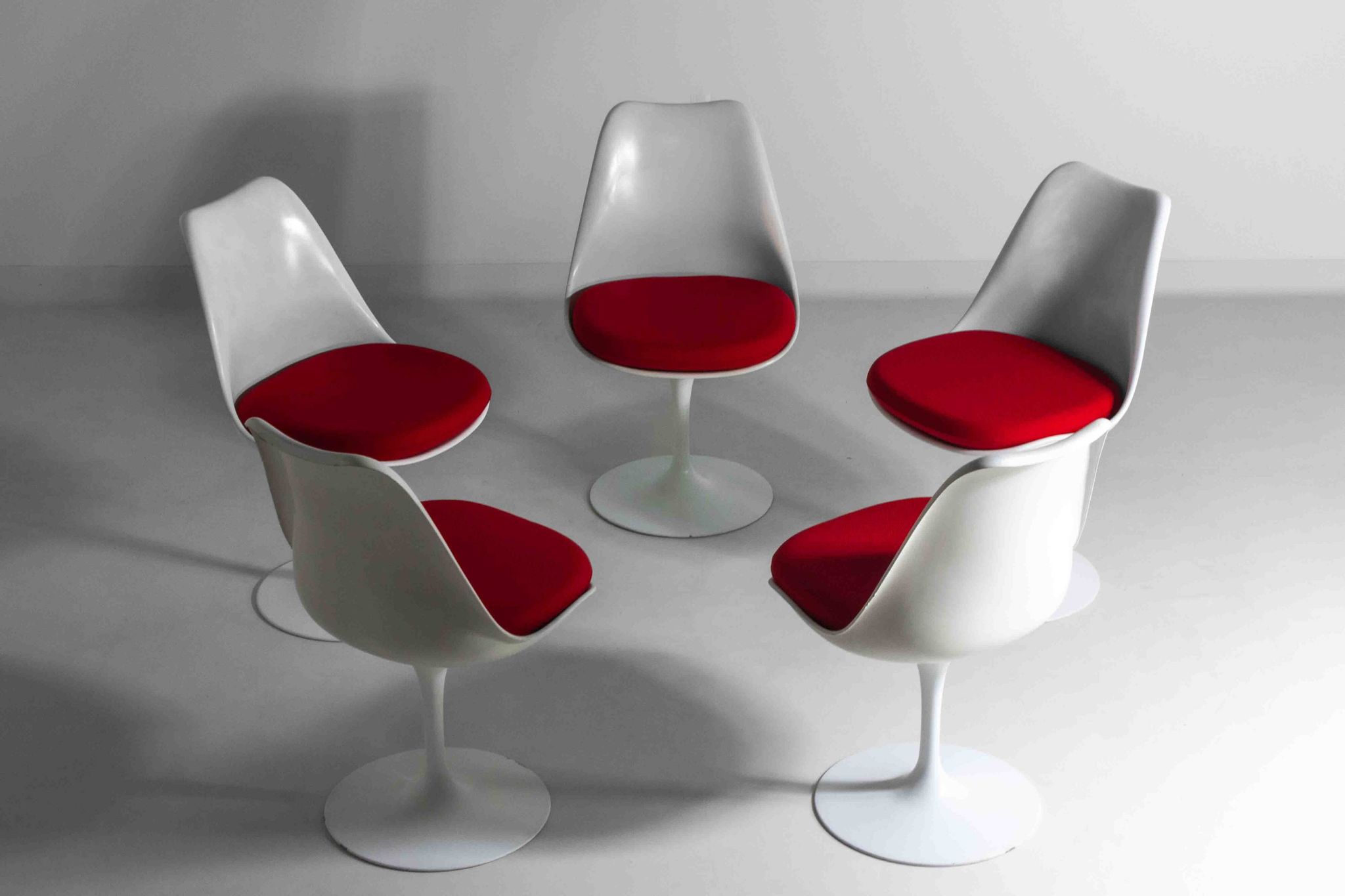 Beautiful set of 5 tulip chairs by Eero Saarinen for Knoll International, 1970s