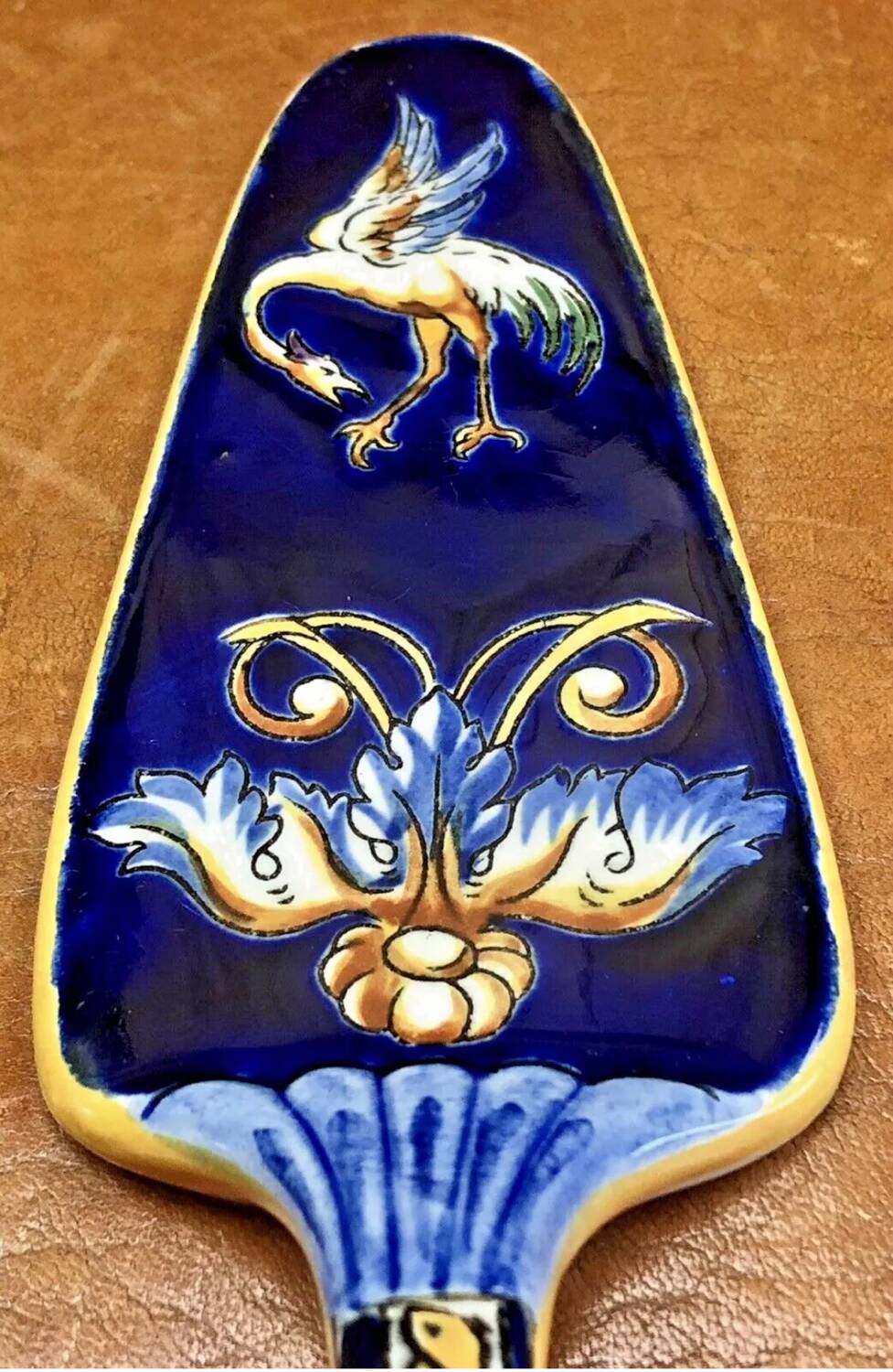 Antique Gien Renaissance cake shovel, blue background, 1941/1950